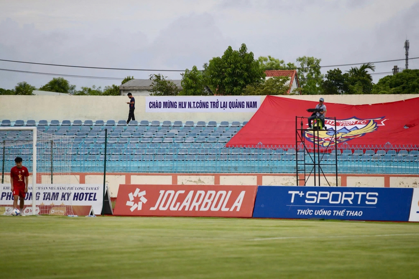 Sau 2 trận thua liên tiếp trước các đội đang cần điểm trụ hạng là SLNA và Quảng Nam, Hồng Lĩnh Hà Tĩnh cùng HLV Nguyễn Thành Công đang đối diện nhiều nghi ngờ. Sau 2 trận thua liên tiếp trước các đội đang cần điểm trụ hạng là SLNA và Quảng Nam, Hồng Lĩnh Hà Tĩnh cùng HLV Nguyễn Thành Công đang đối diện nhiều nghi ngờ.