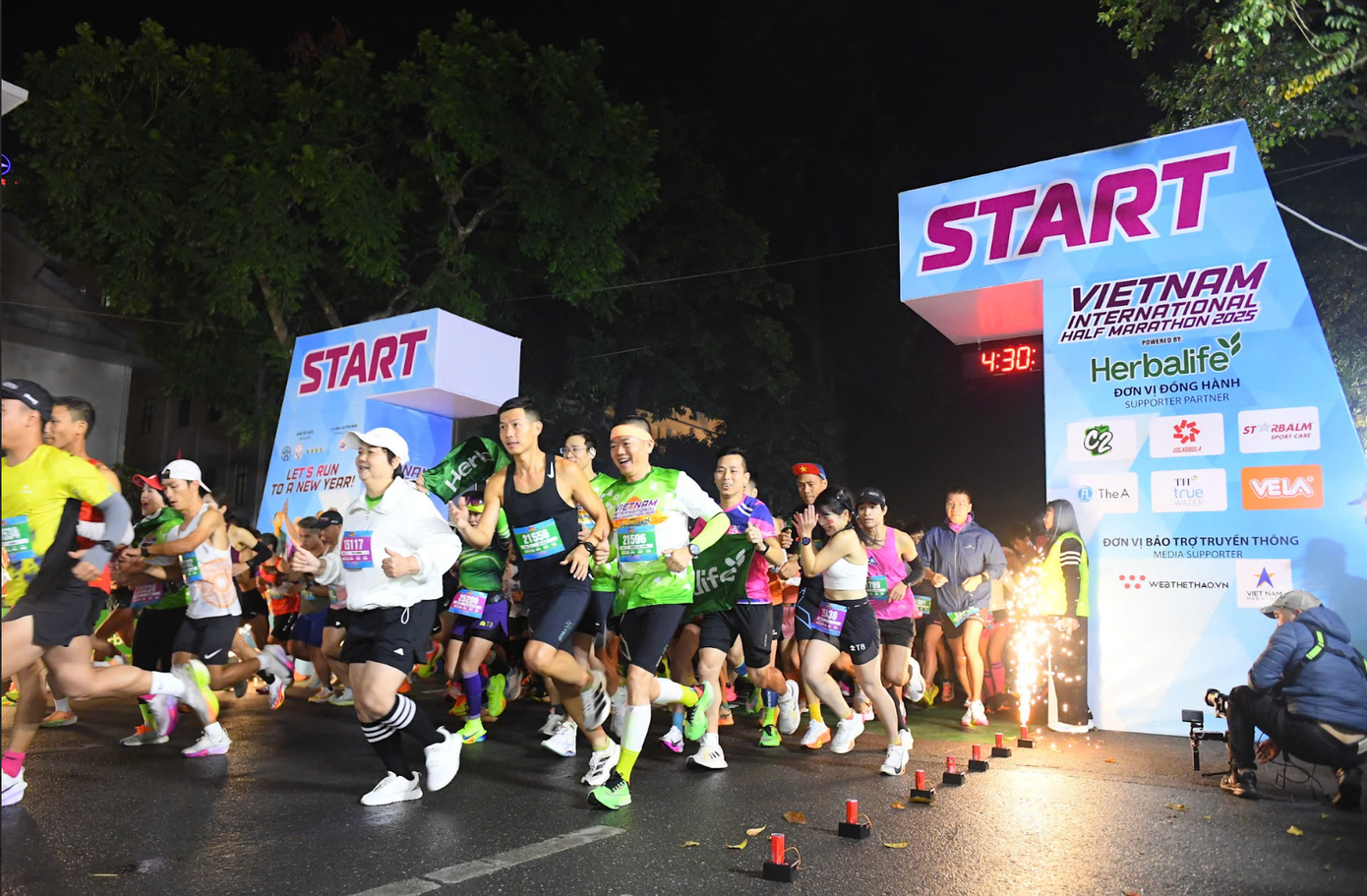 Đông đảo các VĐV tham dự giải chạy đầu năm mới, tạo nên không khí sôi động (ảnh Hiển Hiển)