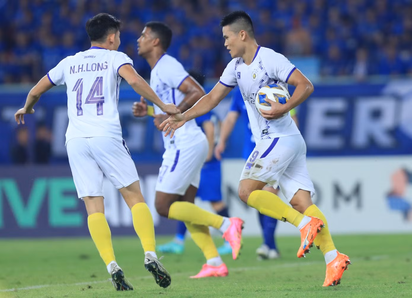 Hà Nội FC có dàn nội binh tốt nhưng cũng lao đao khi ngoại binh không gánh được đội bóng (ảnh H.L)