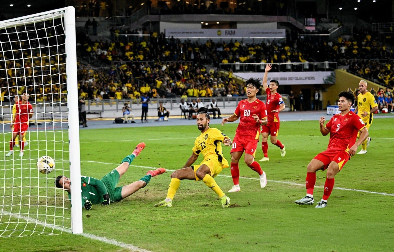 Thất bại trước dàn ngoại binh nhập tịch của Malaysia tạo sức ép đáng kể lên đội tuyển Việt Nam và VFF.