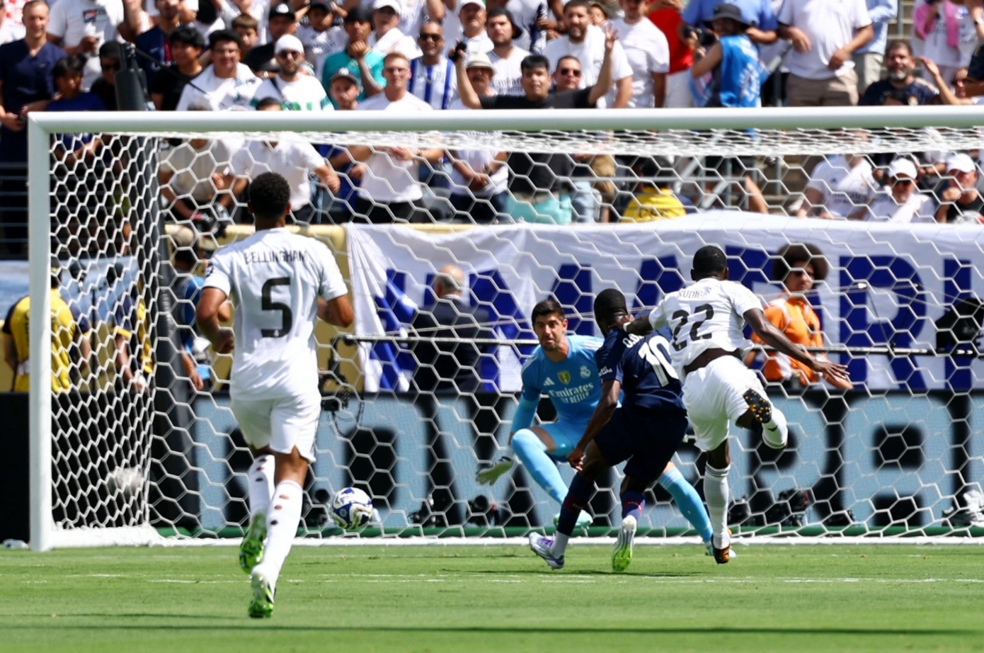 Dembele dứt điểm nâng cách biệt lên 2-0 cho PSG ngay phút thứ 7 của trận đấu Dembele dứt điểm nâng cách biệt lên 2-0 cho PSG ngay phút thứ 7 của trận đấu