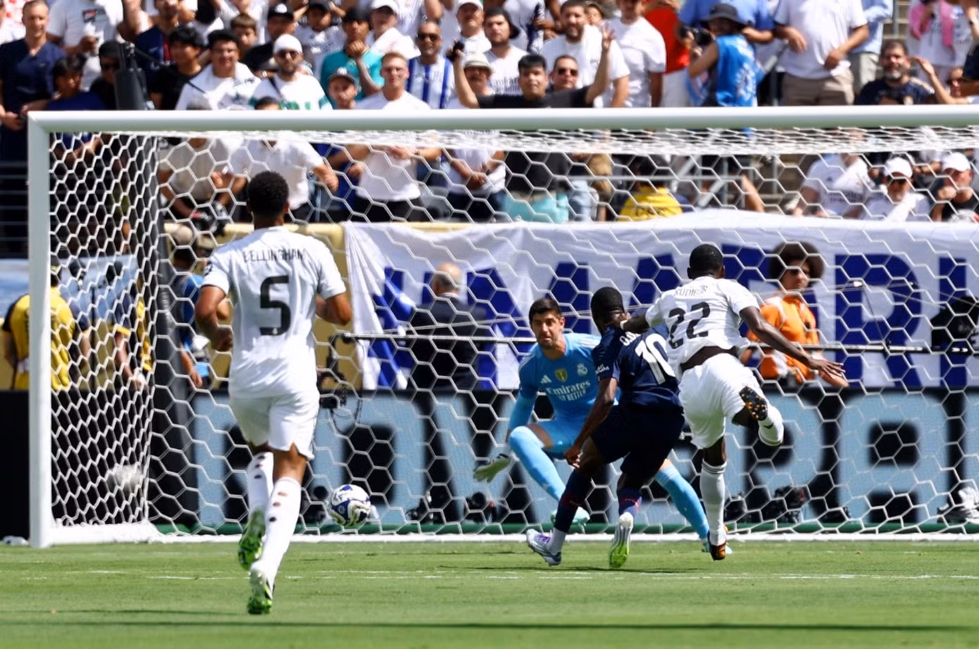 Dembele dứt điểm nâng cách biệt lên 2-0 cho PSG ngay phút thứ 7 của trận đấu