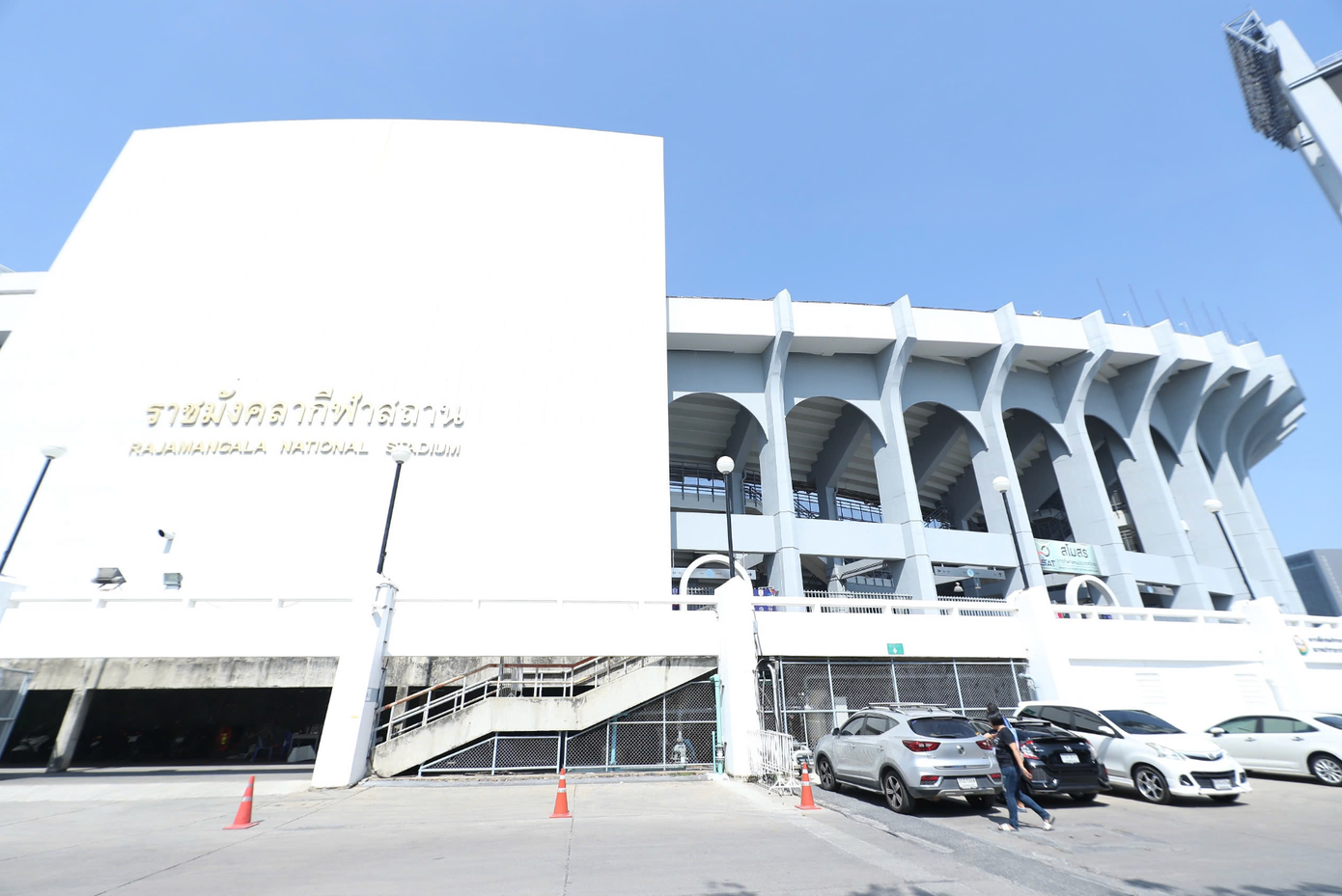 Rajamangala có sức chứa ban đầu 80.000 chỗ ngồi, được ví như &quot;chảo lửa&quot; của Thái Lan. Việt Nam từng có kỷ niệm đẹp ở Rajamangala khi thắng 2-1 tại chung kết AFF Cup 2008 dưới thời HLV Henrique Calisto.