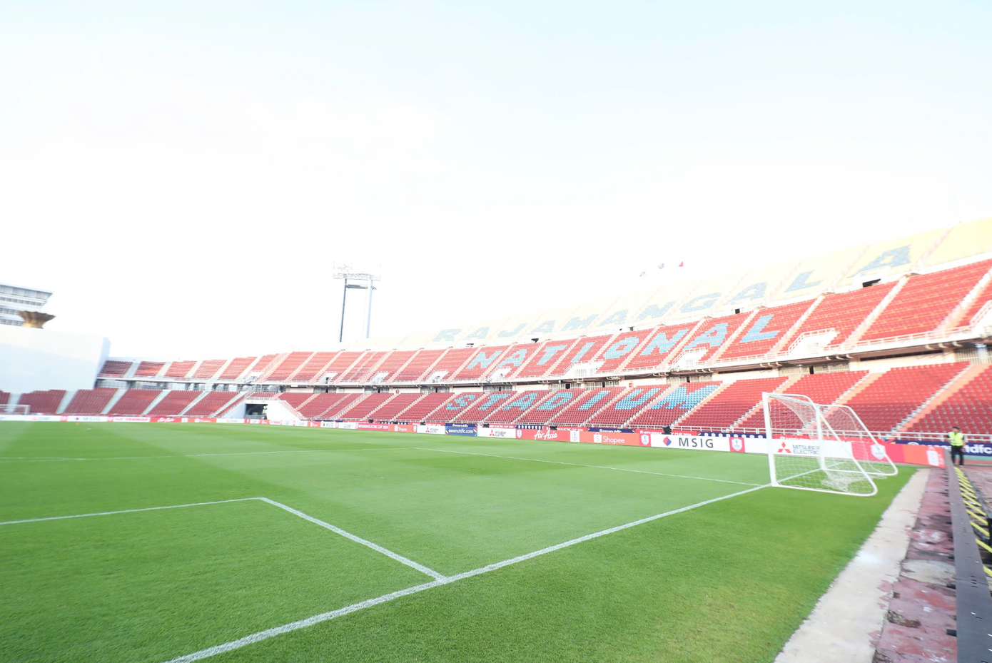 Mặt sân cỏ Rajamangala được chăm sóc kỹ lưỡng theo tiêu chuẩn quốc tế. Mặt cỏ mượt mà, đảm bảo chất lượng để hai đội cống hiến trận cầu kỹ thuật cao.