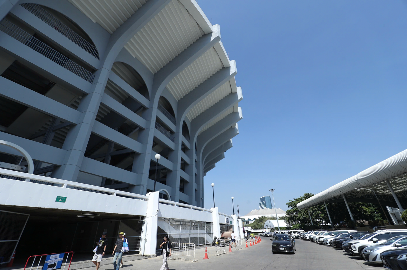 Năm 2006, Rajamangala được tu sửa để chuẩn bị cho Asian Cup, số ghế giảm xuống còn khoảng 50.000 chỗ ngồi. Chiều tối nay, Rajamangala sẽ không còn chỗ trống khi vé xem trận đấu được bán hết từ sớm.