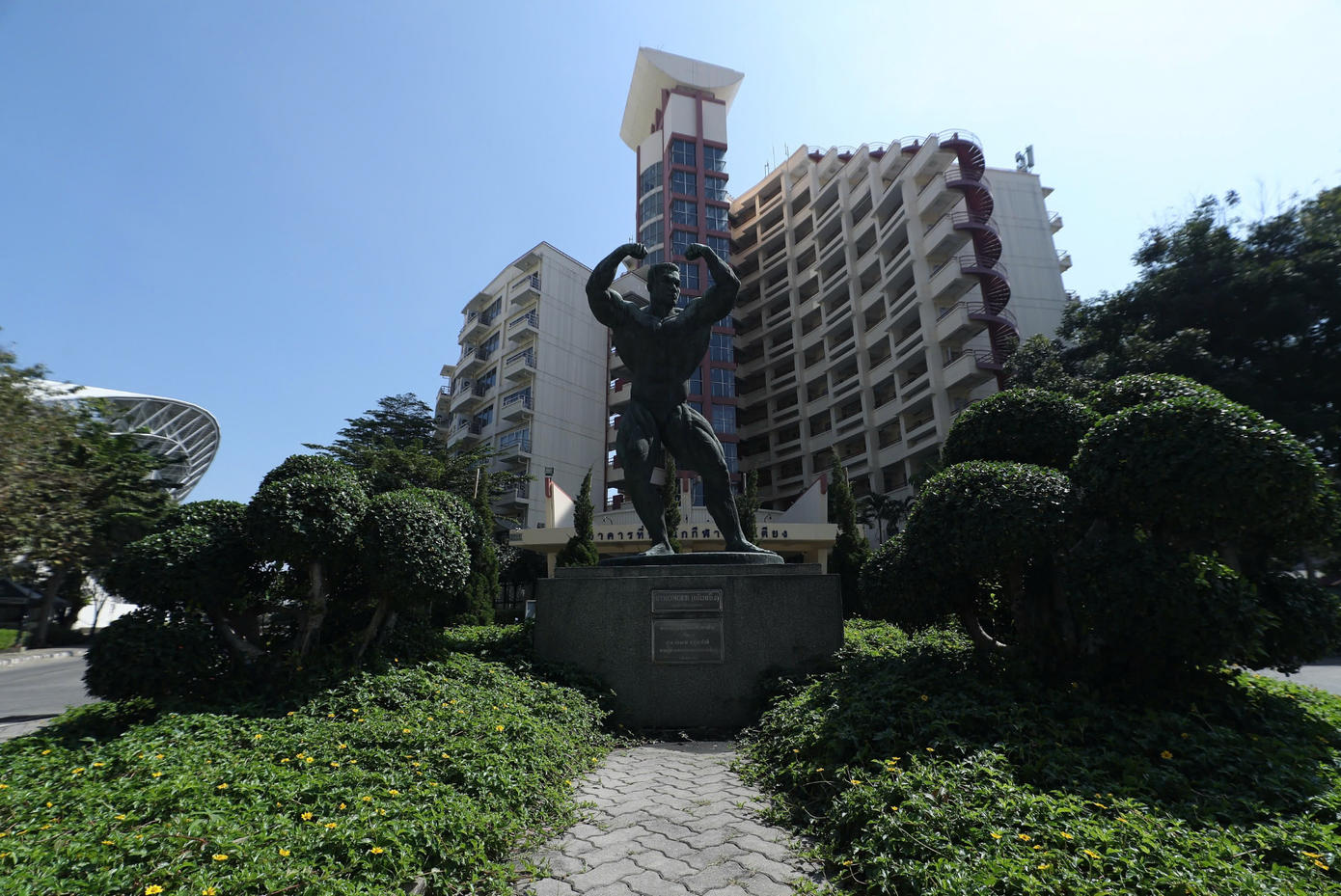 Thời tiết tại Bangkok hiện khá nắng nóng. HLV Kim Sang-sik đã cho đội tuyển Việt Nam sang Thái Lan ngay sau trận đấu ngày 2/1 để đội thích nghi.