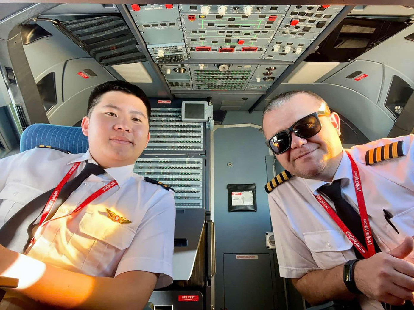 Phi công trẻ Hoàng Nam (bên trái) luôn cảm thấy tự hào khi đưa được các hành khách về đoàn tụ bên gia đình trong dịp Tết (ảnh do nhân vật cung cấp). Phi công trẻ Hoàng Nam (bên trái) luôn cảm thấy tự hào khi đưa được các hành khách về đoàn tụ bên gia đình trong dịp Tết (ảnh do nhân vật cung cấp).