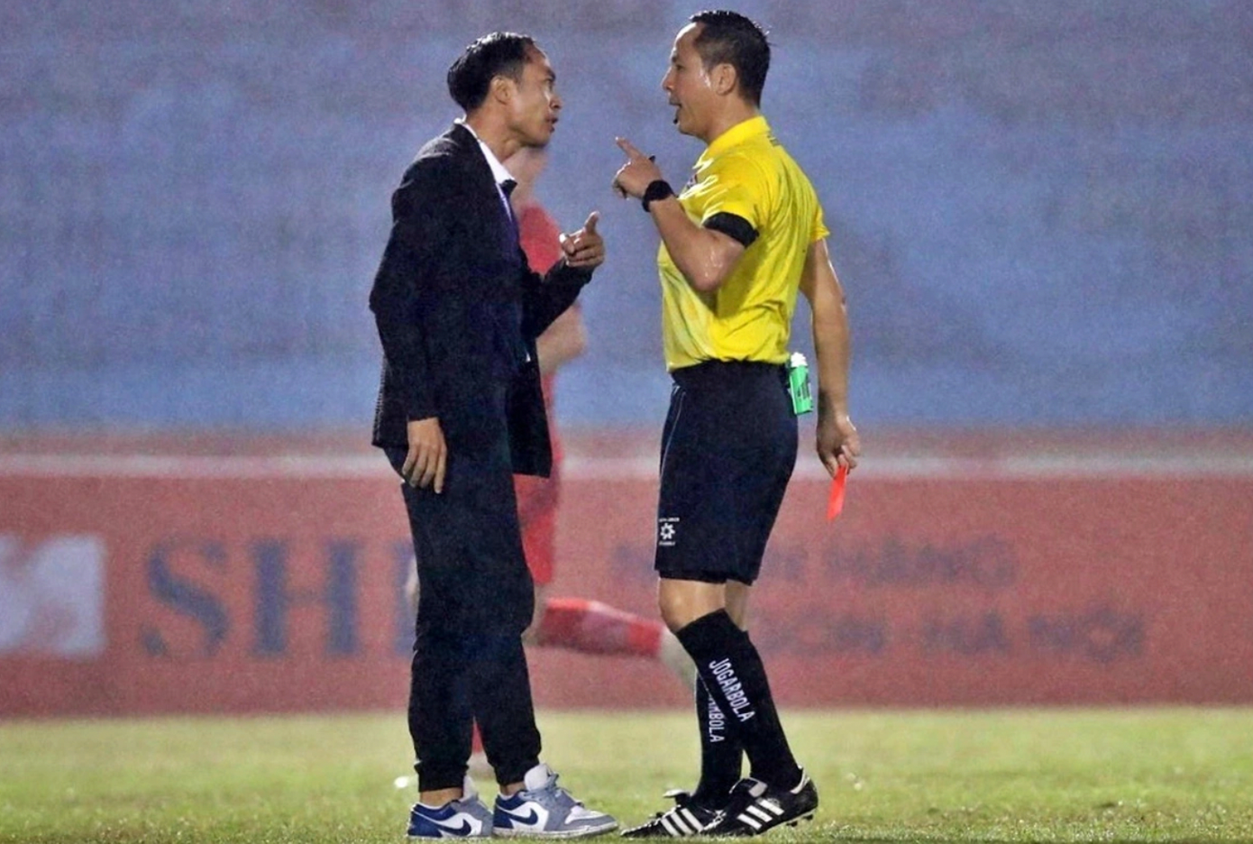 V-League vẫn ồn ào vì trọng tài dù đã áp dụng công nghệ VAR