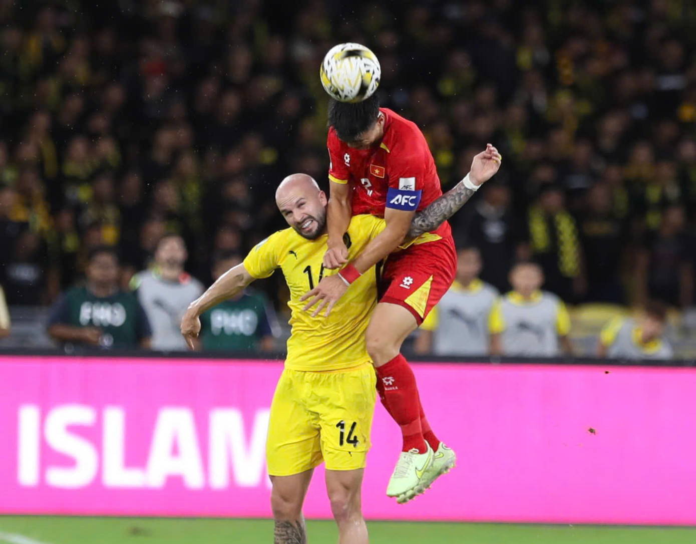 Chấn thương sớm khiến trung vệ Thành Chung rời sân càng khiến hàng phòng ngự đội tuyển Việt Nam trở nên mong manh. Việc phải tranh chấp bóng với những cầu thủ to cao và giàu tốc độ, thể lực bên phía Malaysia trở thành thách thức đối với các hậu vệ Việt Nam như Duy Mạnh. Chấn thương sớm khiến trung vệ Thành Chung rời sân càng khiến hàng phòng ngự đội tuyển Việt Nam trở nên mong manh. Việc phải tranh chấp bóng với những cầu thủ to cao và giàu tốc độ, thể lực bên phía Malaysia trở thành thách thức đối với các hậu vệ Việt Nam như Duy Mạnh.