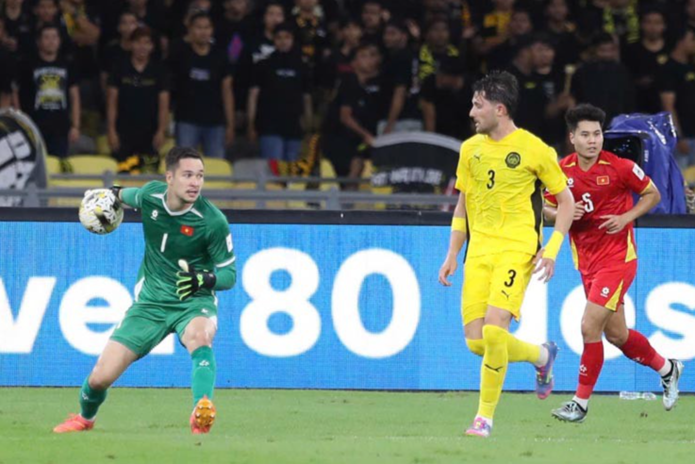 Nguyễn Filip đã chơi rất hay, có nhiều tình huống cứu bóng xuất sắc nhưng từng đấy là không đủ để đội tuyển Việt Nam tránh được thất bại nặng nề 0-4 trước Malaysia. Cơ hội giành vé dự VCK Asian Cup 2027 của thầy trò ông Kim Sang-sik trở nên mong manh hơn. Nguyễn Filip đã chơi rất hay, có nhiều tình huống cứu bóng xuất sắc nhưng từng đấy là không đủ để đội tuyển Việt Nam tránh được thất bại nặng nề 0-4 trước Malaysia. Cơ hội giành vé dự VCK Asian Cup 2027 của thầy trò ông Kim Sang-sik trở nên mong manh hơn.