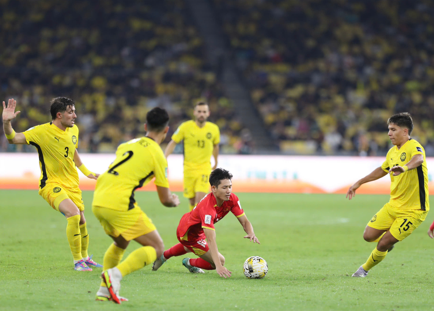 Thực tế diễn ra đúng như vậy khi Malaysia chiếm hoàn toàn thế trận và liên tục gây sức ép đối với hàng phòng ngự Việt Nam. Tuyến giữa trở nên mong manh khi thiếu nhân lực đủ tầm để kiểm soát và điều phối bóng. Thực tế diễn ra đúng như vậy khi Malaysia chiếm hoàn toàn thế trận và liên tục gây sức ép đối với hàng phòng ngự Việt Nam. Tuyến giữa trở nên mong manh khi thiếu nhân lực đủ tầm để kiểm soát và điều phối bóng.