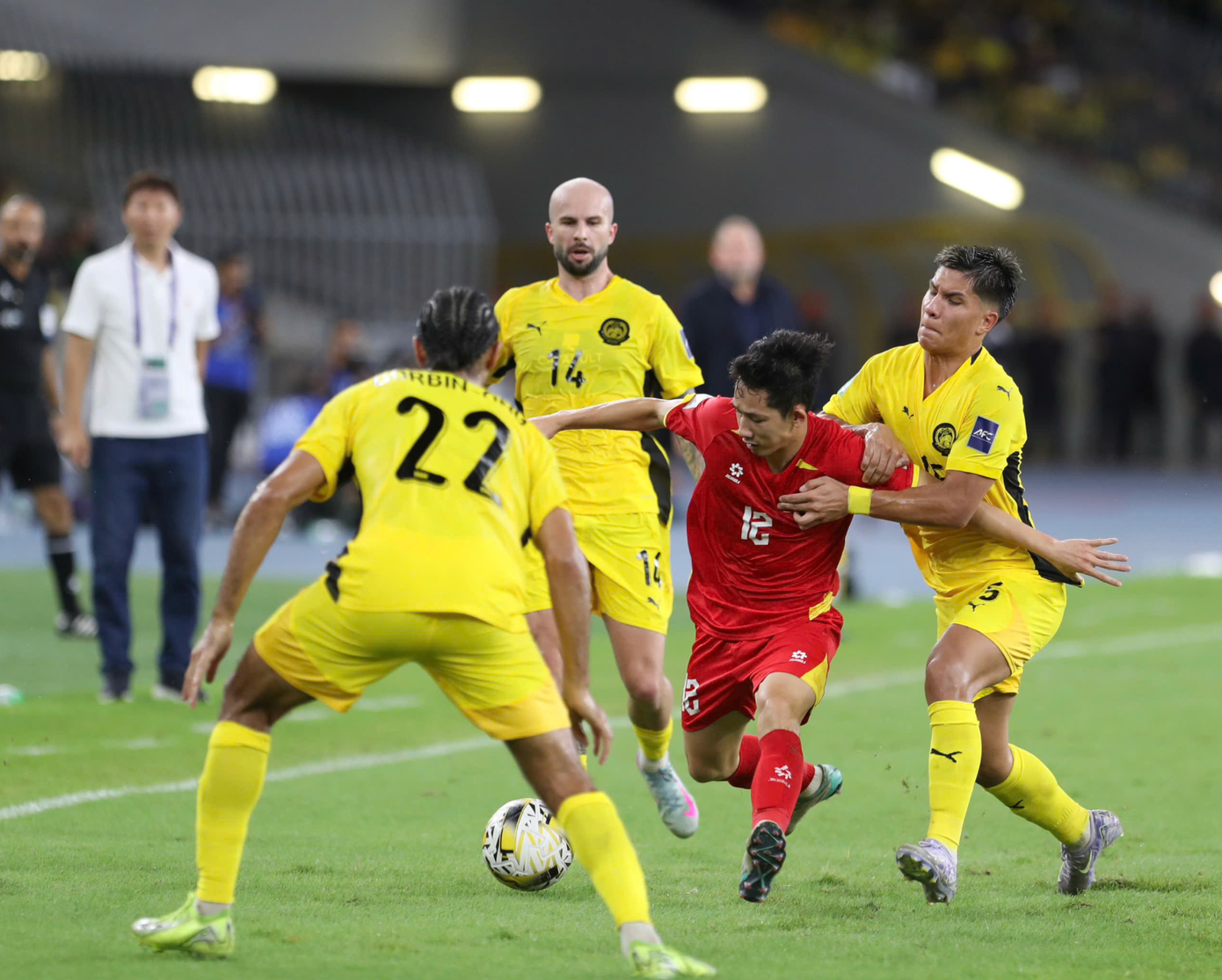 Chiều ngược lại, Malaysia đã "lột xác" so với ASEAN Cup 2024, thời điểm cách đây chưa đầy 1 năm. Họ sở hữu dàn cầu thủ nhập tịch dồi dào và có chất lượng, vượt trội cả thể hình lẫn thể lực. Đây sớm được dự báo sẽ là khó khăn đối với HLV Kim Sang-sik. Chiều ngược lại, Malaysia đã "lột xác" so với ASEAN Cup 2024, thời điểm cách đây chưa đầy 1 năm. Họ sở hữu dàn cầu thủ nhập tịch dồi dào và có chất lượng, vượt trội cả thể hình lẫn thể lực. Đây sớm được dự báo sẽ là khó khăn đối với HLV Kim Sang-sik.