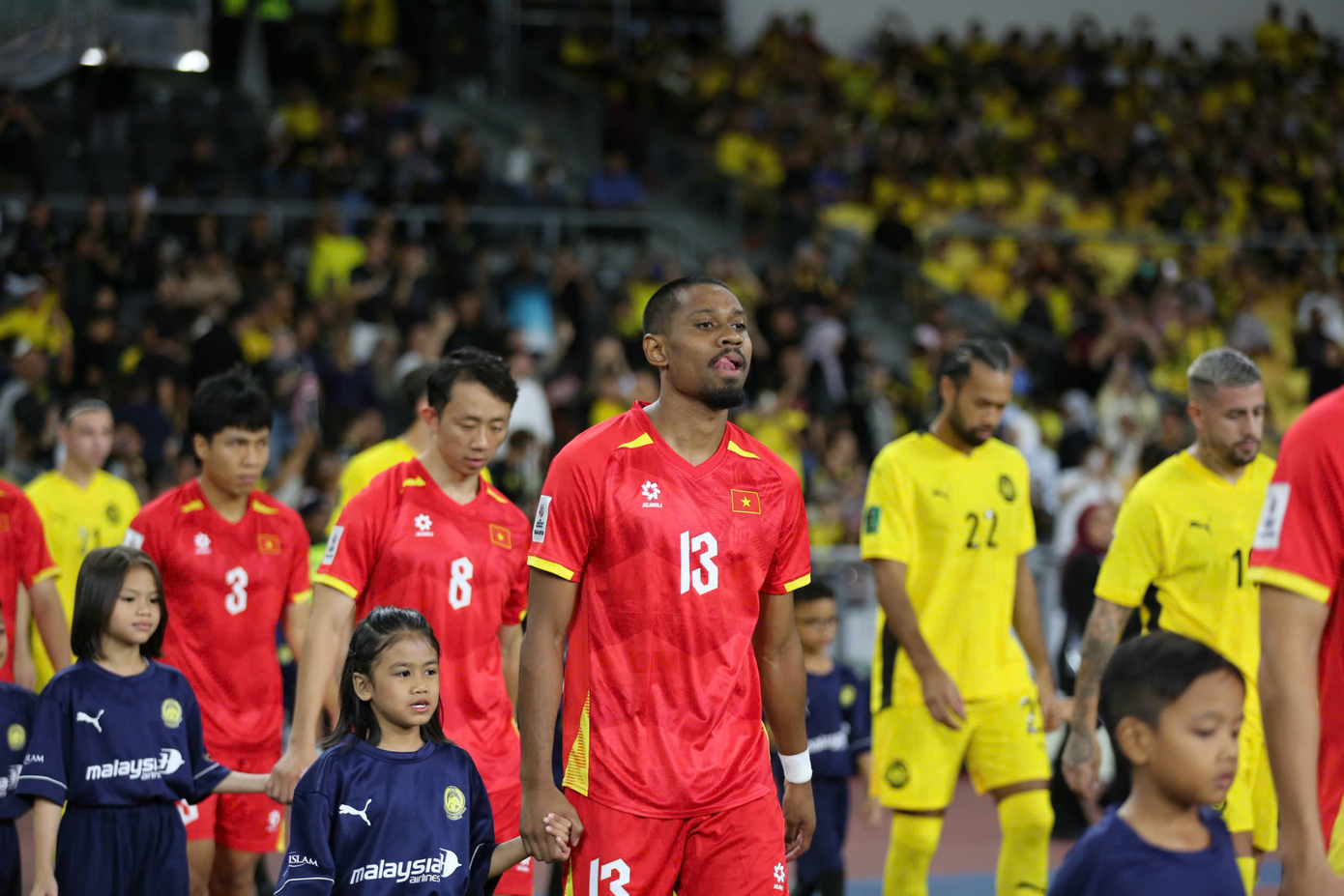 Đội tuyển Việt Nam ra sân với đội hình gồm 2 cầu thủ nhập tịch, thủ môn Nguyễn Filip và hậu vệ Cao Pendant Quang Vinh. Trên hàng tấn công, ông Kim Sang-sik thiếu những gương mặt nổi bật như Nguyễn Xuân Son, Văn Toàn vì chấn thương. Công Phượng cũng chia tay phút cuối vì lý do tương tự. Đội tuyển Việt Nam ra sân với đội hình gồm 2 cầu thủ nhập tịch, thủ môn Nguyễn Filip và hậu vệ Cao Pendant Quang Vinh. Trên hàng tấn công, ông Kim Sang-sik thiếu những gương mặt nổi bật như Nguyễn Xuân Son, Văn Toàn vì chấn thương. Công Phượng cũng chia tay phút cuối vì lý do tương tự.