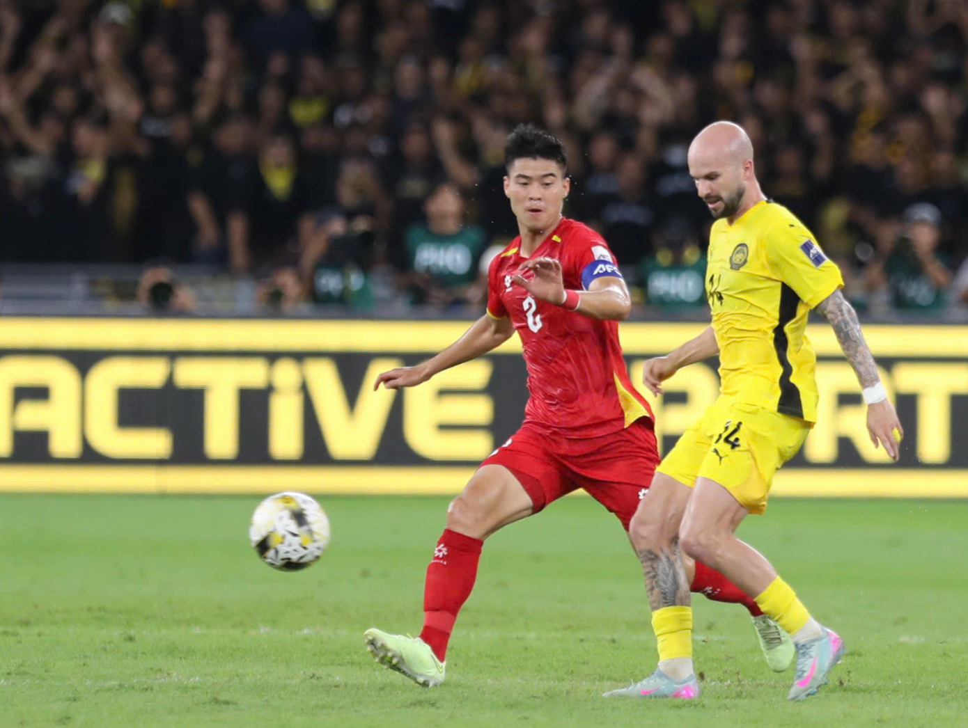 Rất vất vả để theo kèm những cầu thủ giàu thể lực, tốc độ như Figueiredo hay Holgado. Đây đều là những chân sút triệu đô của Malaysia. Rất vất vả để theo kèm những cầu thủ giàu thể lực, tốc độ như Figueiredo hay Holgado. Đây đều là những chân sút triệu đô của Malaysia.