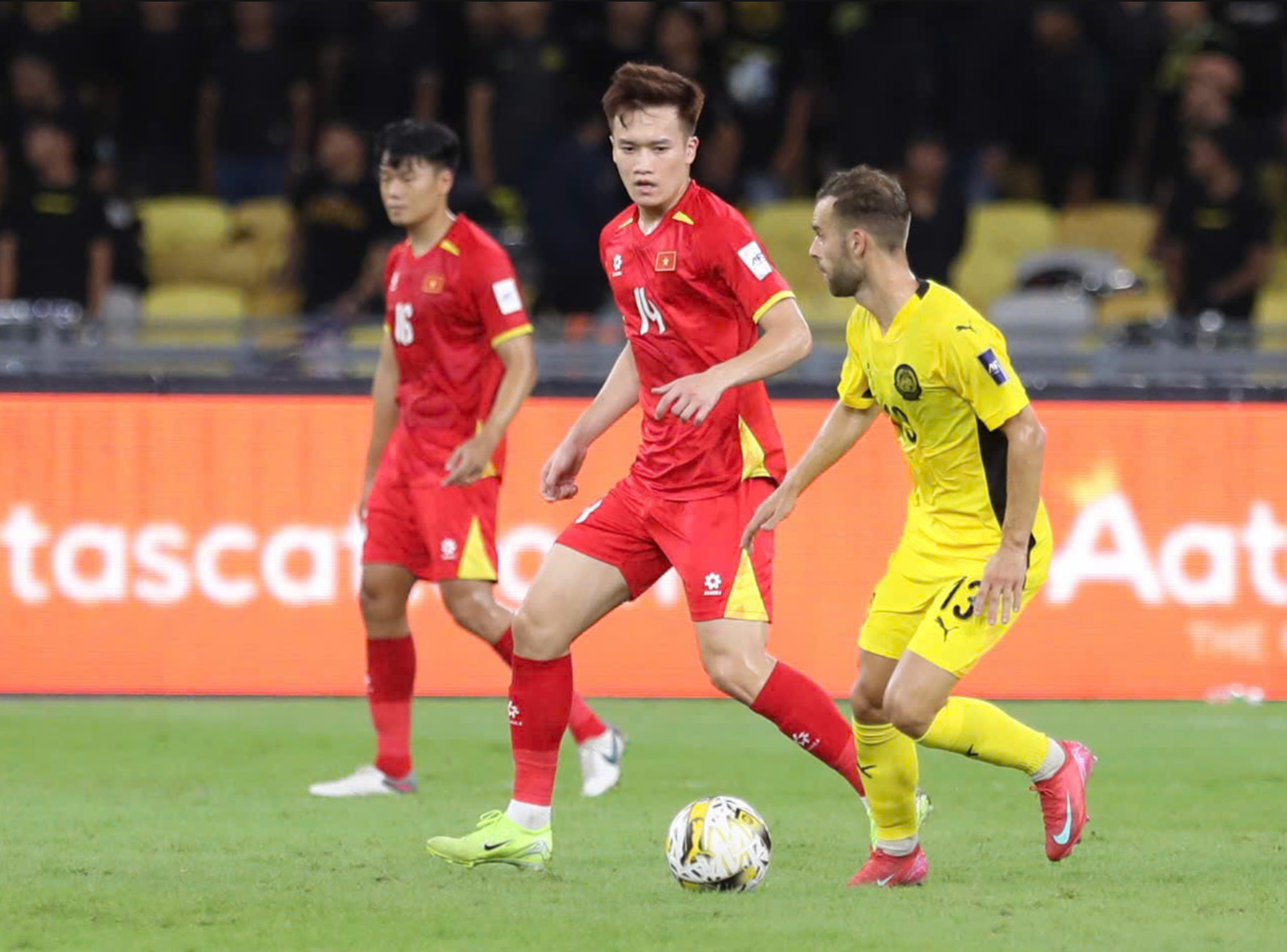 Một mình Hoàng Đức là không đủ để hàng tiền vệ đội tuyển Việt Nam chống được đối thủ. Cựu tiền vệ Thể Công Viettel thiếu đối tác đủ tầm như Đỗ Hùng Dũng trước đây, trong khi anh chỉ giỏi tấn công. Một mình Hoàng Đức là không đủ để hàng tiền vệ đội tuyển Việt Nam chống được đối thủ. Cựu tiền vệ Thể Công Viettel thiếu đối tác đủ tầm như Đỗ Hùng Dũng trước đây, trong khi anh chỉ giỏi tấn công.