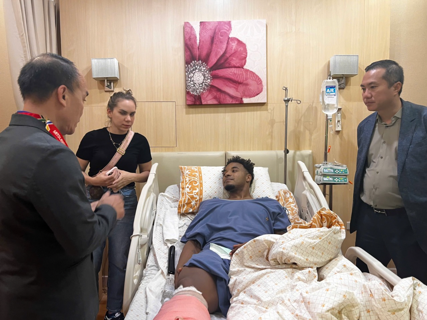 Nguyễn Xuân Son nhận được sự quan tâm, động viên kịp thời từ lãnh đạo Liên đoàn bóng đá Việt Nam (VFF) và các đồng đội. (ảnh Anh Đoàn)