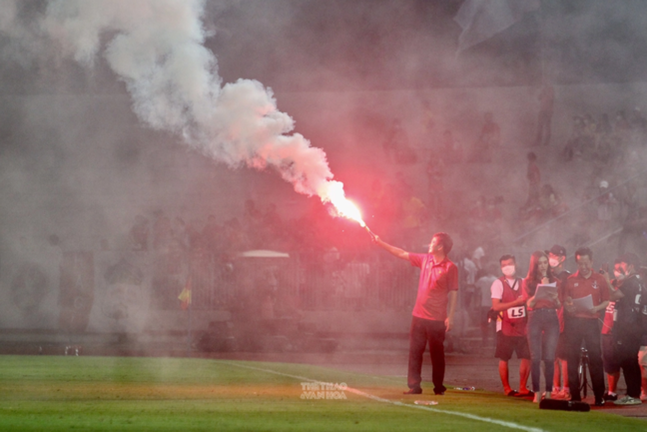 VFF từng lao đao vì để xảy ra tình trạng đốt pháo sáng ở giải VĐQG và đội tuyển Việt Nam, nhưng giờ ông Văn Trần Hoàn đã vào BCH. VFF từng lao đao vì để xảy ra tình trạng đốt pháo sáng ở giải VĐQG và đội tuyển Việt Nam, nhưng giờ ông Văn Trần Hoàn đã vào BCH.