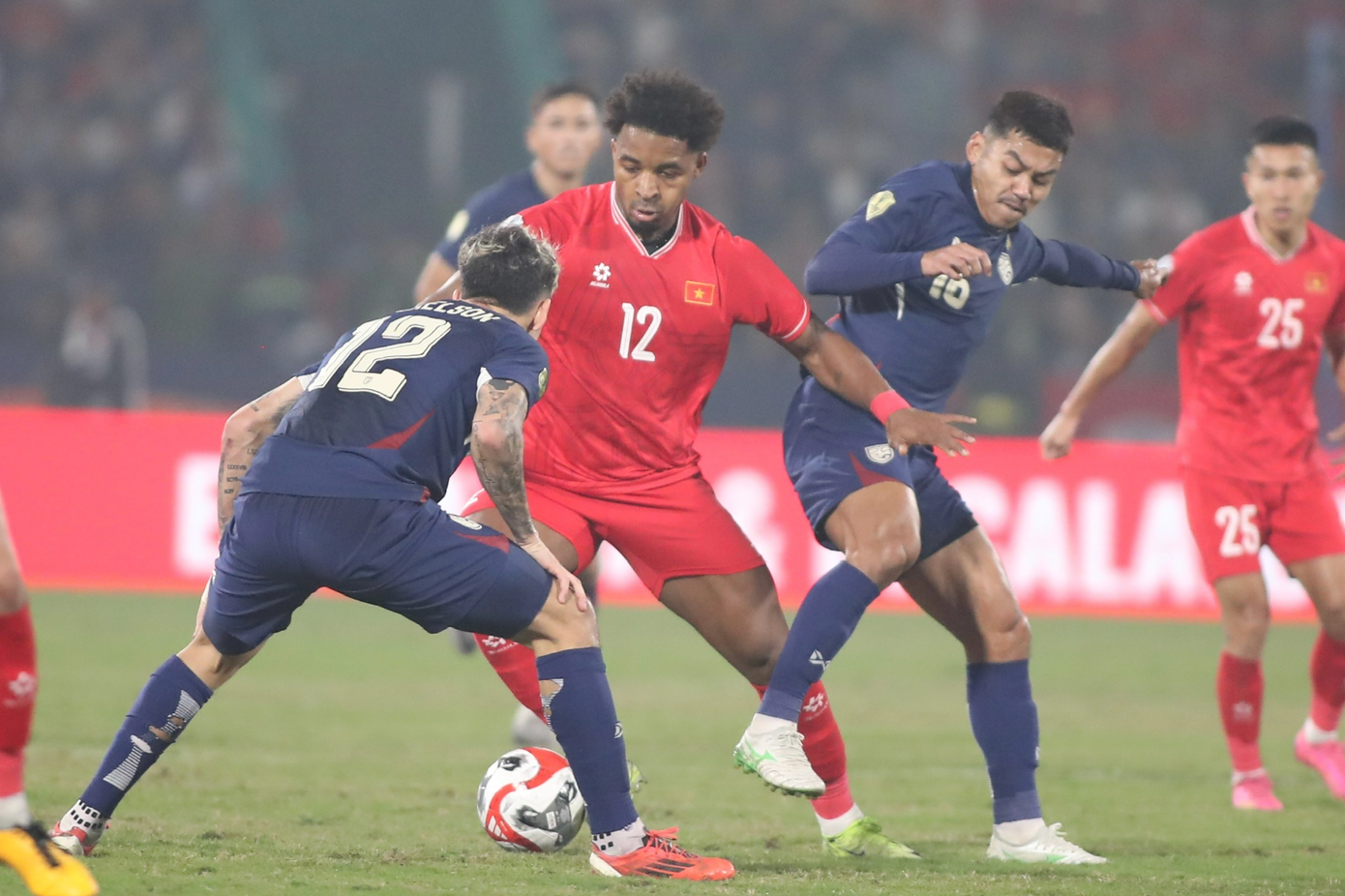 Nguyễn Xuân Son chấn thương ảnh hưởng đáng kể đến hàng công đội tuyển Việt Nam, buộc HLV Kim Sang-sik phải có phương án khác.