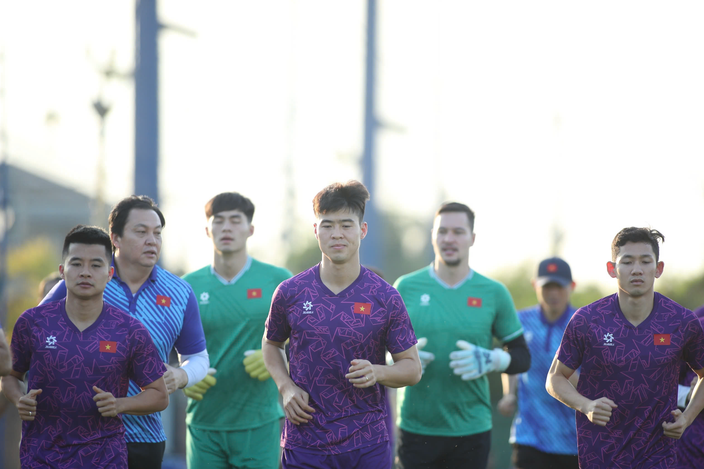 Trung vệ Duy Mạnh cho biết HLV Kim Sang-sik cảnh báo toàn đội sẽ cần tập trung cho cuộc tái đấu với Thái Lan. Nhà cầm quân Hàn Quốc cho rằng Việt Nam mới xong "hiệp 1" ở Việt Trì và còn "hiệp 2" trên đất Thái. Trung vệ Duy Mạnh cho biết HLV Kim Sang-sik cảnh báo toàn đội sẽ cần tập trung cho cuộc tái đấu với Thái Lan. Nhà cầm quân Hàn Quốc cho rằng Việt Nam mới xong "hiệp 1" ở Việt Trì và còn "hiệp 2" trên đất Thái.