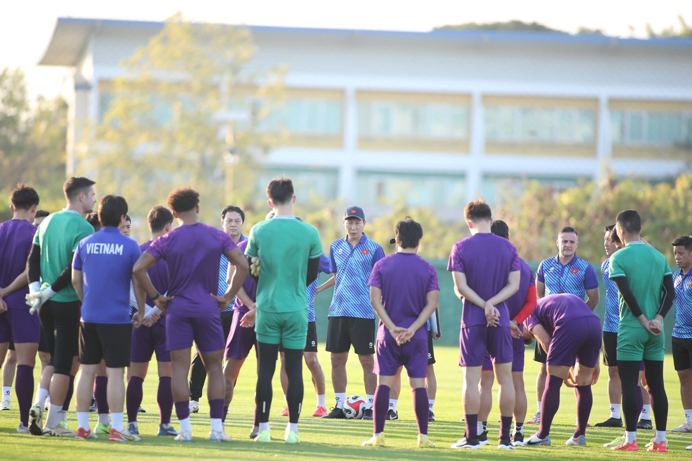 Trước buổi tập, HLV Kim Sang-sik dành thời gian chia sẻ với các cầu thủ để nắm bắt tinh thần chung trước cuộc đối đầu Thái Lan. Chiến thắng 2-1 ở trận lượt về trên sân Việt Trì tạo lợi thế đáng kể cho đội tuyển Việt Nam, nhưng nhà cầm quân Hàn Quốc muốn các cầu thủ cần tập trung cho trận tái đấu. Trước buổi tập, HLV Kim Sang-sik dành thời gian chia sẻ với các cầu thủ để nắm bắt tinh thần chung trước cuộc đối đầu Thái Lan. Chiến thắng 2-1 ở trận lượt về trên sân Việt Trì tạo lợi thế đáng kể cho đội tuyển Việt Nam, nhưng nhà cầm quân Hàn Quốc muốn các cầu thủ cần tập trung cho trận tái đấu.
