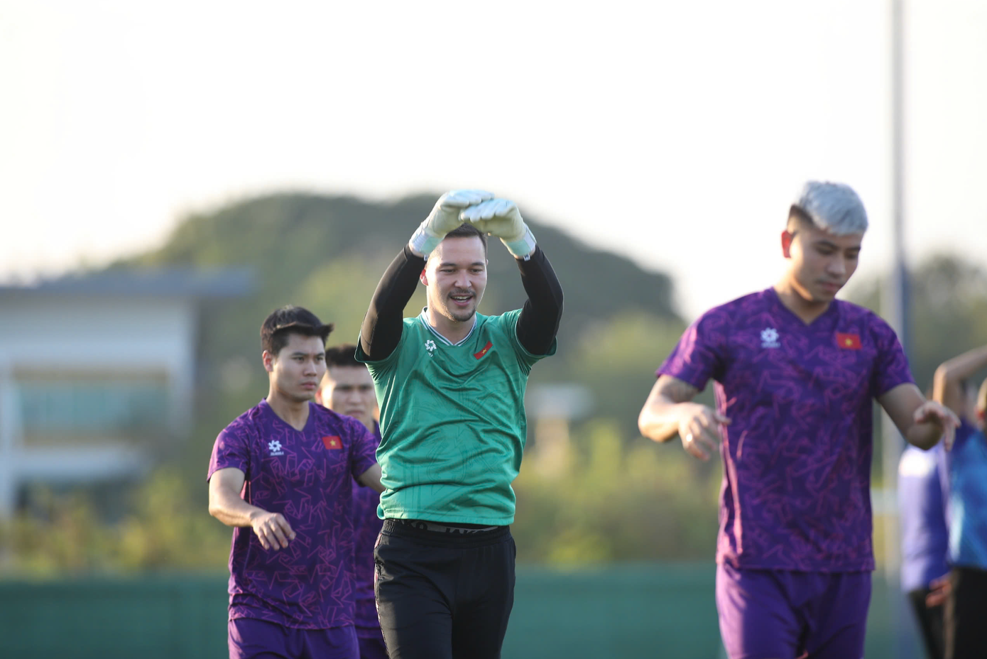 Dù không được HLV Kim Sang-sik trọng dụng, thủ môn Nguyễn Filip vẫn thể hiện tinh thần tập luyện rất chuyên nghiệp. Dù không được HLV Kim Sang-sik trọng dụng, thủ môn Nguyễn Filip vẫn thể hiện tinh thần tập luyện rất chuyên nghiệp.