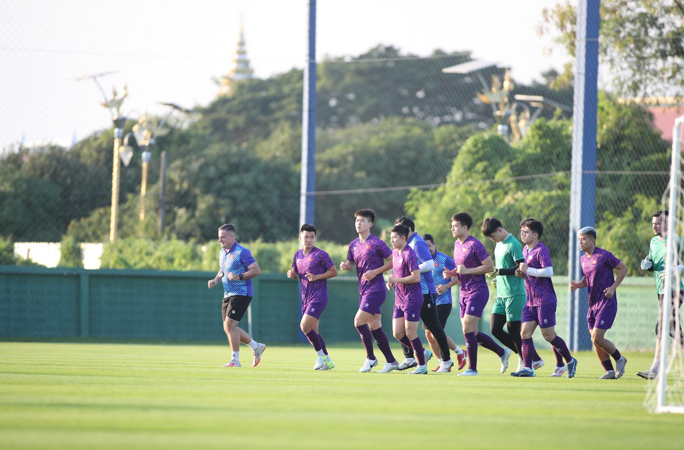 Sân tập của đội tuyển Việt Nam thuộc CLB Windmill Football, có mặt cỏ mịn và đẹp được chăm sóc kỹ lưỡng. Trước khi đội tuyển Việt Nam có mặt, BTC đã tưới nước, chuẩn bị cơ sở vật chất đầy đủ. Sân tập của đội tuyển Việt Nam thuộc CLB Windmill Football, có mặt cỏ mịn và đẹp được chăm sóc kỹ lưỡng. Trước khi đội tuyển Việt Nam có mặt, BTC đã tưới nước, chuẩn bị cơ sở vật chất đầy đủ.