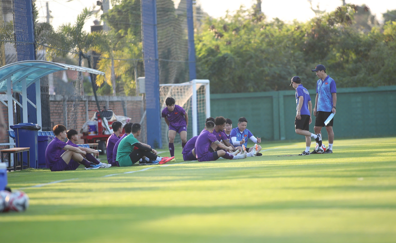 HLV Kim Sang-sik dành khá nhiều thời gian trao đổi với các cầu thủ trong buổi tập HLV Kim Sang-sik dành khá nhiều thời gian trao đổi với các cầu thủ trong buổi tập