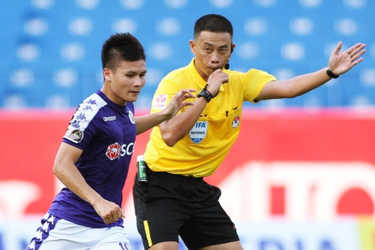 Trong cuộc đua phức tạp ở V.League, trọng tài đôi khi là thủ phạm nhưng nhiều phen cũng lại là nạn nhân do màn đối đầu giữa các CLB, ông bầu. Trong cuộc đua phức tạp ở V.League, trọng tài đôi khi là thủ phạm nhưng nhiều phen cũng lại là nạn nhân do màn đối đầu giữa các CLB, ông bầu.