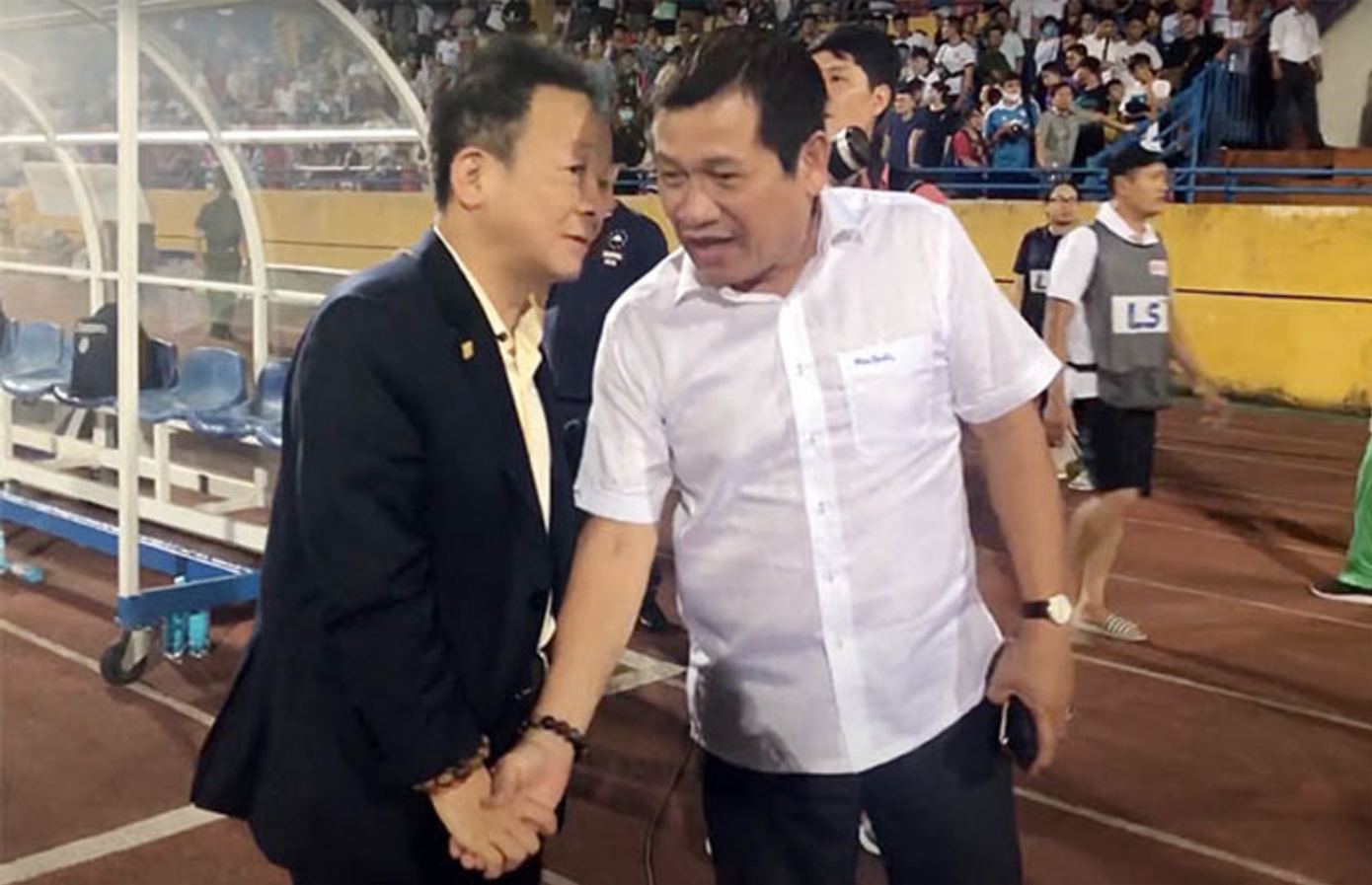 Những đội bóng vô địch thường ít phàn nàn về trọng tài hơn so với phần còn lại (ảnh 24h) Những đội bóng vô địch thường ít phàn nàn về trọng tài hơn so với phần còn lại (ảnh 24h)