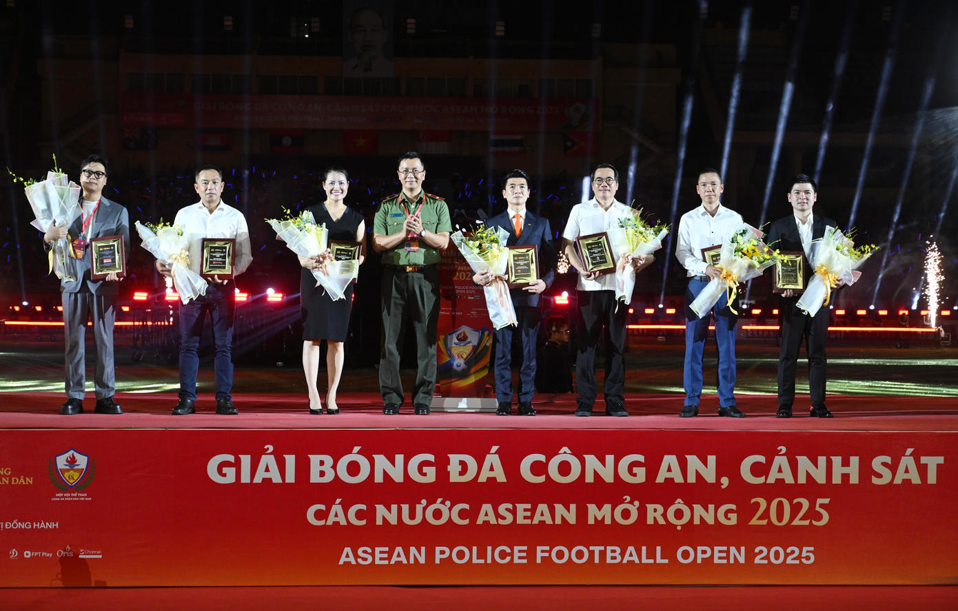 Tập đoàn T&T và Ngân hàng SHB của ông bầu Đỗ Quang Hiển đồng hành cùng giải đấu ngành công an các nước ASEAN (ảnh V.A) Tập đoàn T&T và Ngân hàng SHB của ông bầu Đỗ Quang Hiển đồng hành cùng giải đấu ngành công an các nước ASEAN (ảnh V.A)