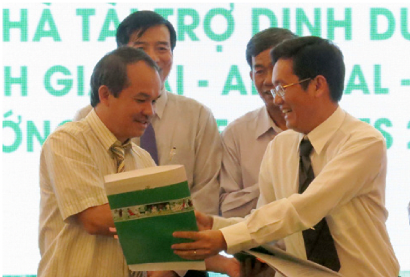 Bầu Đức và ông Trần Thanh Hải, 2 người bạn cũ từng đưa U19 Việt Nam nổi đình đám với lứa Công Phượng. Bầu Đức và ông Trần Thanh Hải, 2 người bạn cũ từng đưa U19 Việt Nam nổi đình đám với lứa Công Phượng.