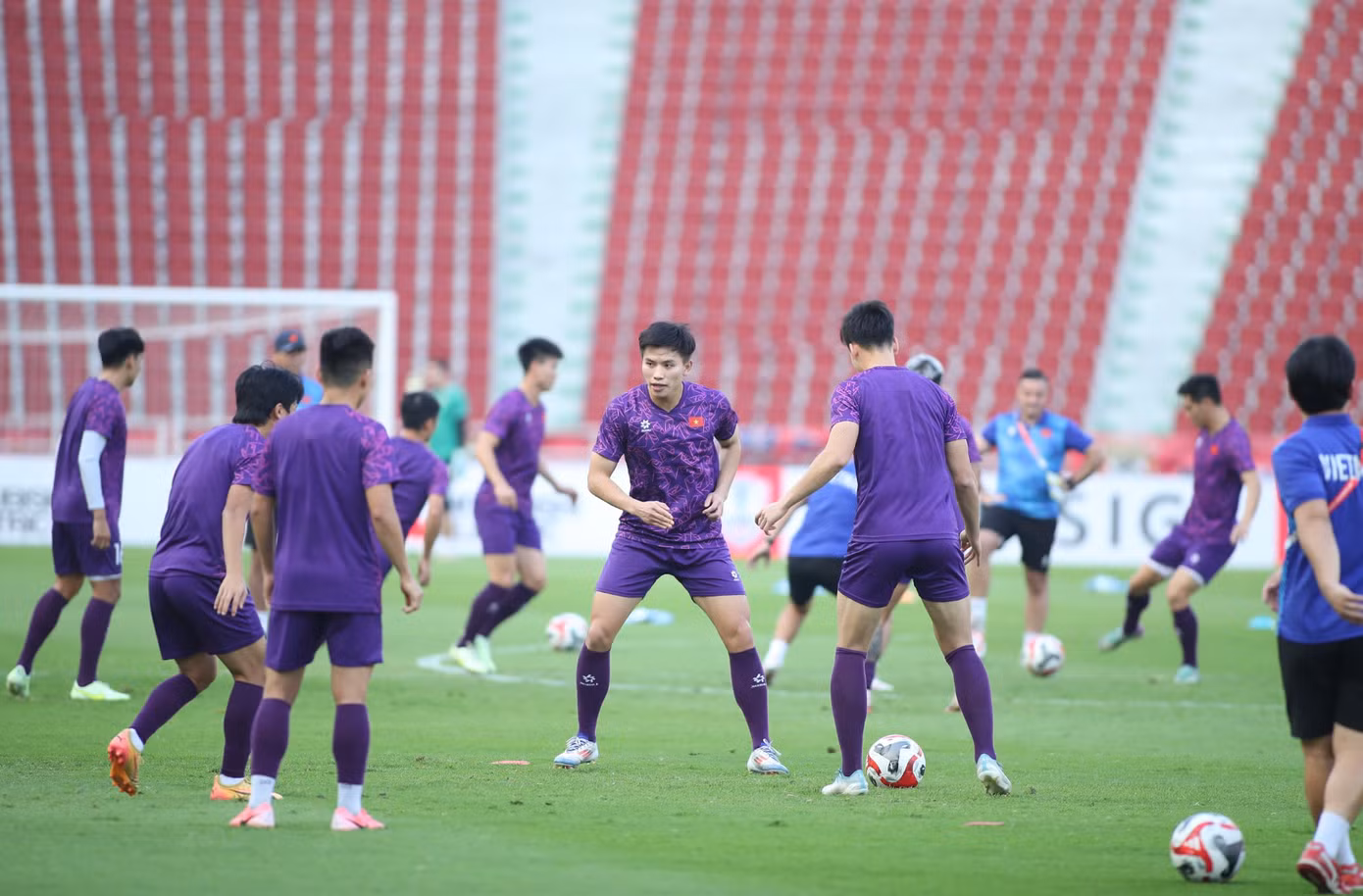 Hăng say tập luyện...