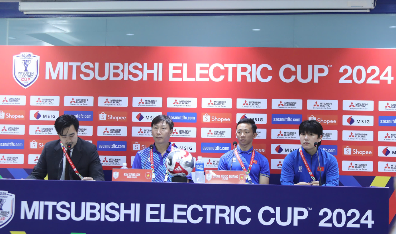 HLV Kim Sang-sik khẳng định đội tuyển Việt Nam sẽ chiến đấu vì niềm tự hào dân tộc trước Thái Lan (ảnh Ngọc Tú) HLV Kim Sang-sik khẳng định đội tuyển Việt Nam sẽ chiến đấu vì niềm tự hào dân tộc trước Thái Lan (ảnh Ngọc Tú)