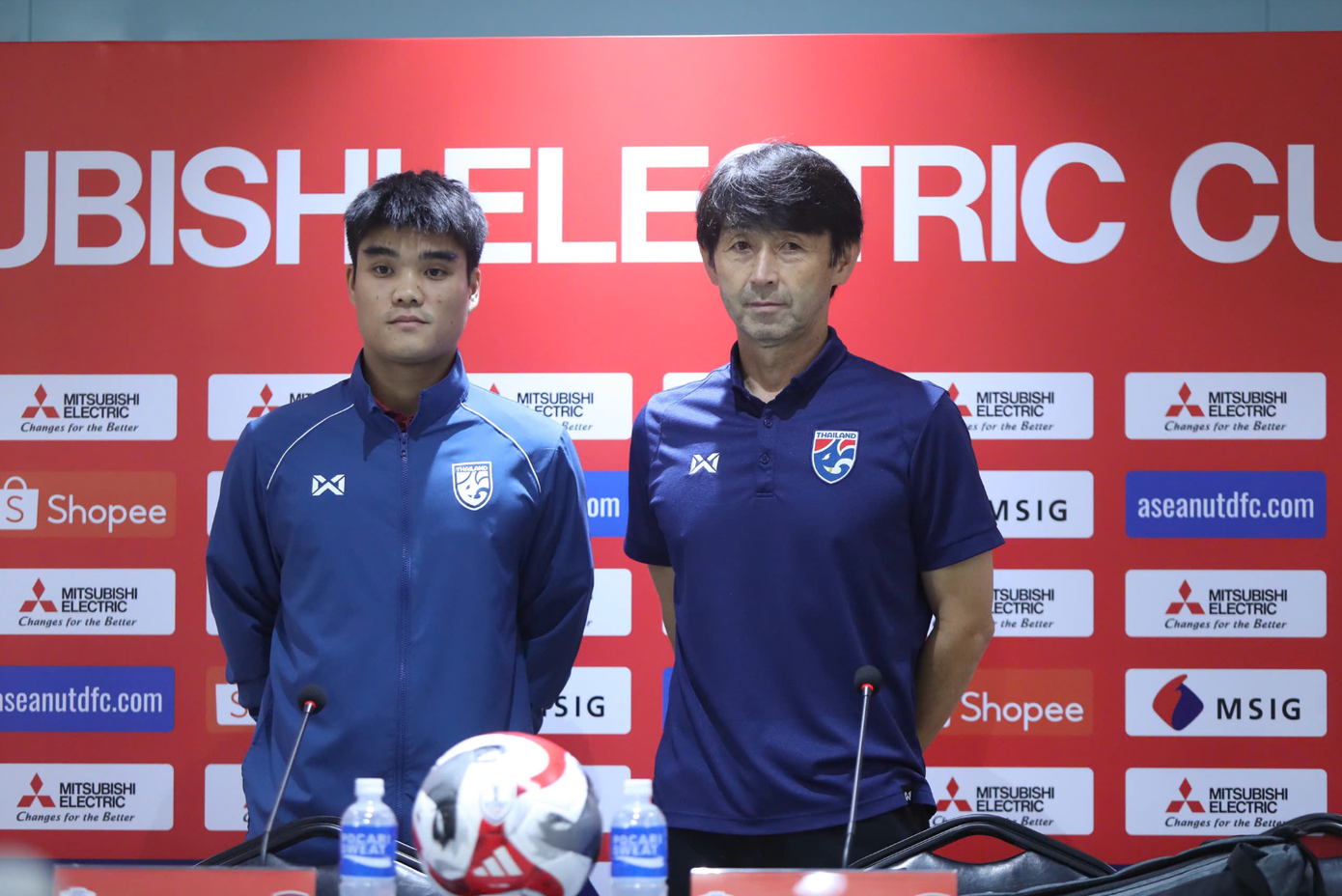 HLV Ishii và thủ quân Peeradon tự tin trước cuộc tái đấu Việt Nam ngày mai 5/1. (ảnh Ngọc Tú) HLV Ishii và thủ quân Peeradon tự tin trước cuộc tái đấu Việt Nam ngày mai 5/1. (ảnh Ngọc Tú)