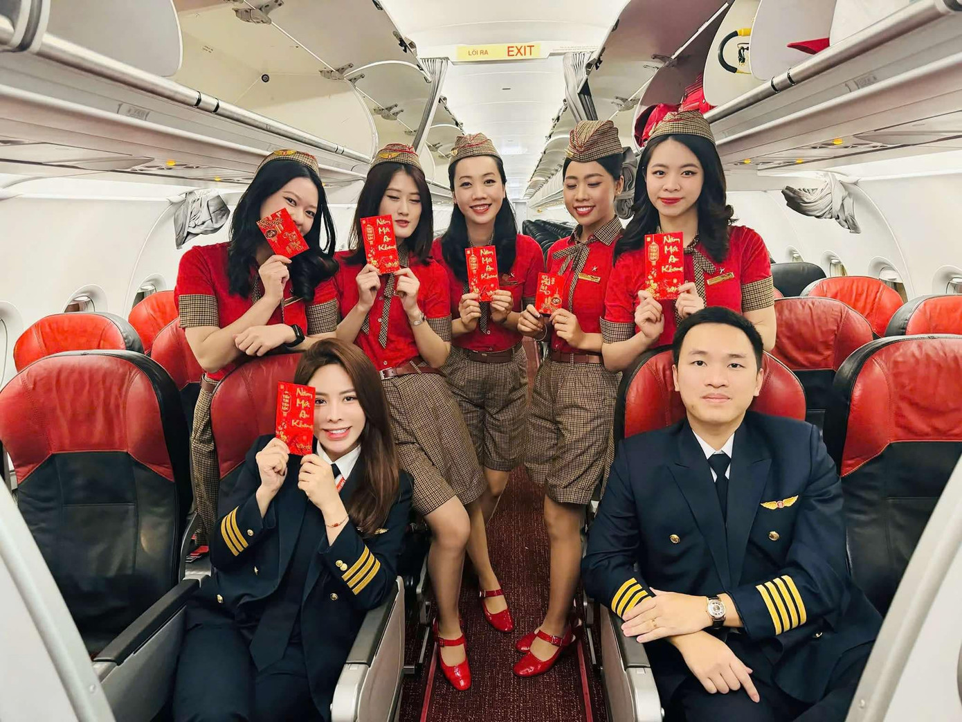 Phi công Quang Anh cùng các đồng nghiệp trên một chuyến bay Tết (ảnh do nhân vật cung cấp) Phi công Quang Anh cùng các đồng nghiệp trên một chuyến bay Tết (ảnh do nhân vật cung cấp)