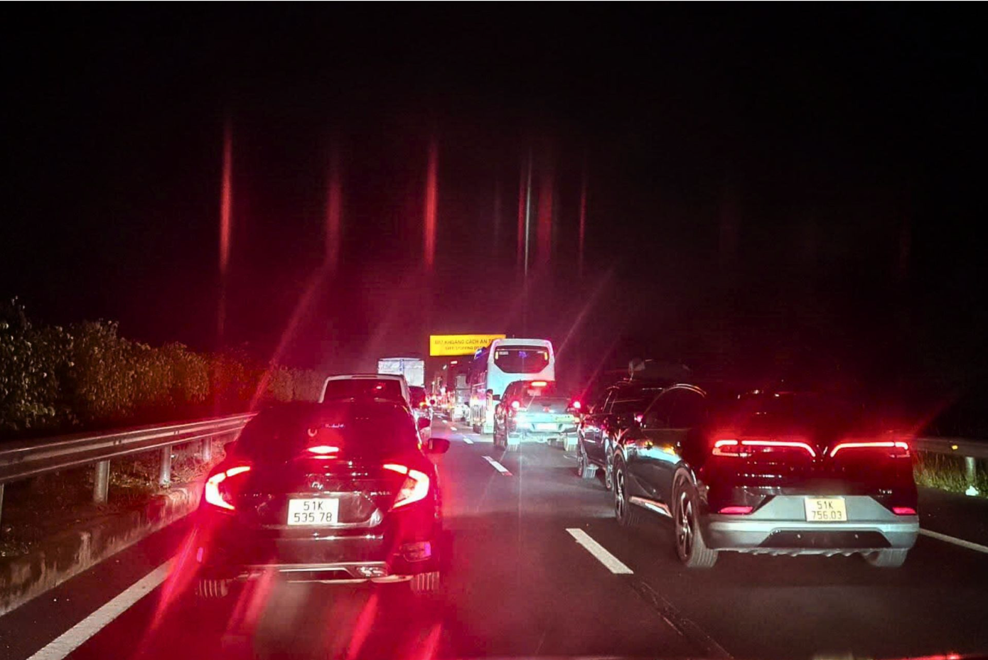 Các xe di chuyển chậm trên cao tốc do sự cố cháy xe container. Ảnh: A.X Các xe di chuyển chậm trên cao tốc do sự cố cháy xe container. Ảnh: A.X