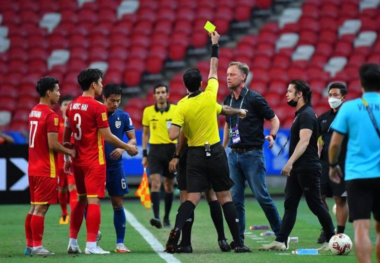 HLV Mano Polking thường rất giàu cảm xúc ngoài đường biên nhưng đôi lúc quá mức nên nhận thẻ phạt.