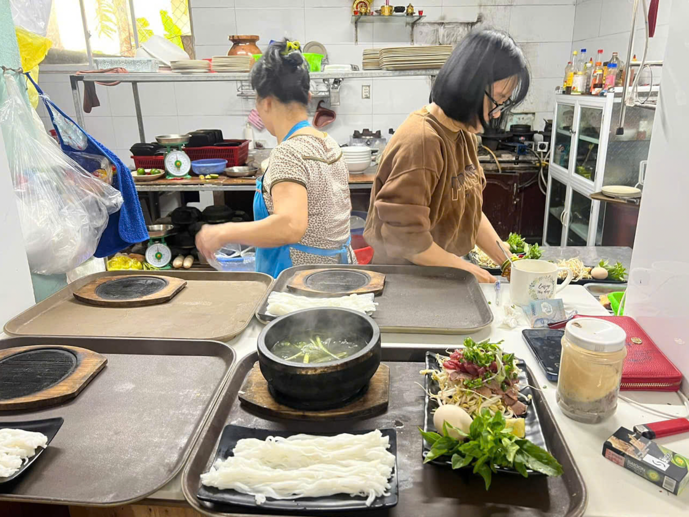 Một quán phở trên đường Lê Lợi, thành phố Đông Hà. Giá cả các mặt hàng tại Đông Hà, Quảng Trị khá phải chăng. Một quán phở trên đường Lê Lợi, thành phố Đông Hà. Giá cả các mặt hàng tại Đông Hà, Quảng Trị khá phải chăng.