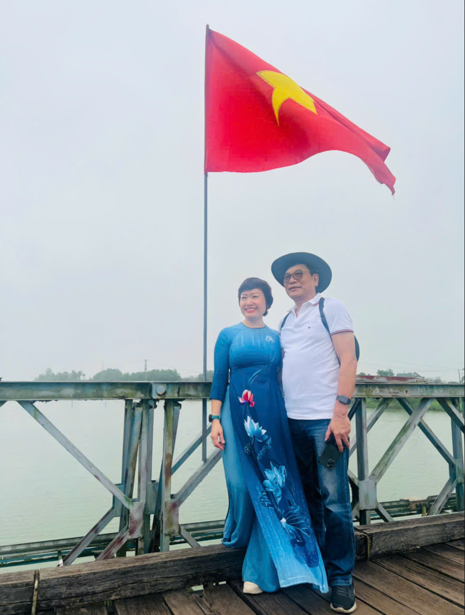 Khách tham quan lưu kỷ niệm trên cây cầu Hiền Lương lịch sử. Khách tham quan lưu kỷ niệm trên cây cầu Hiền Lương lịch sử.