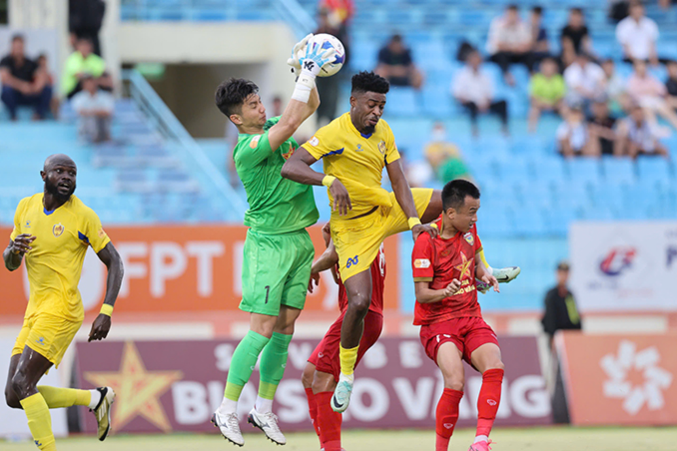 V-League giai đoạn cuối, cuộc đua trụ hạng không kém gay cấn so với ở nhóm đầu