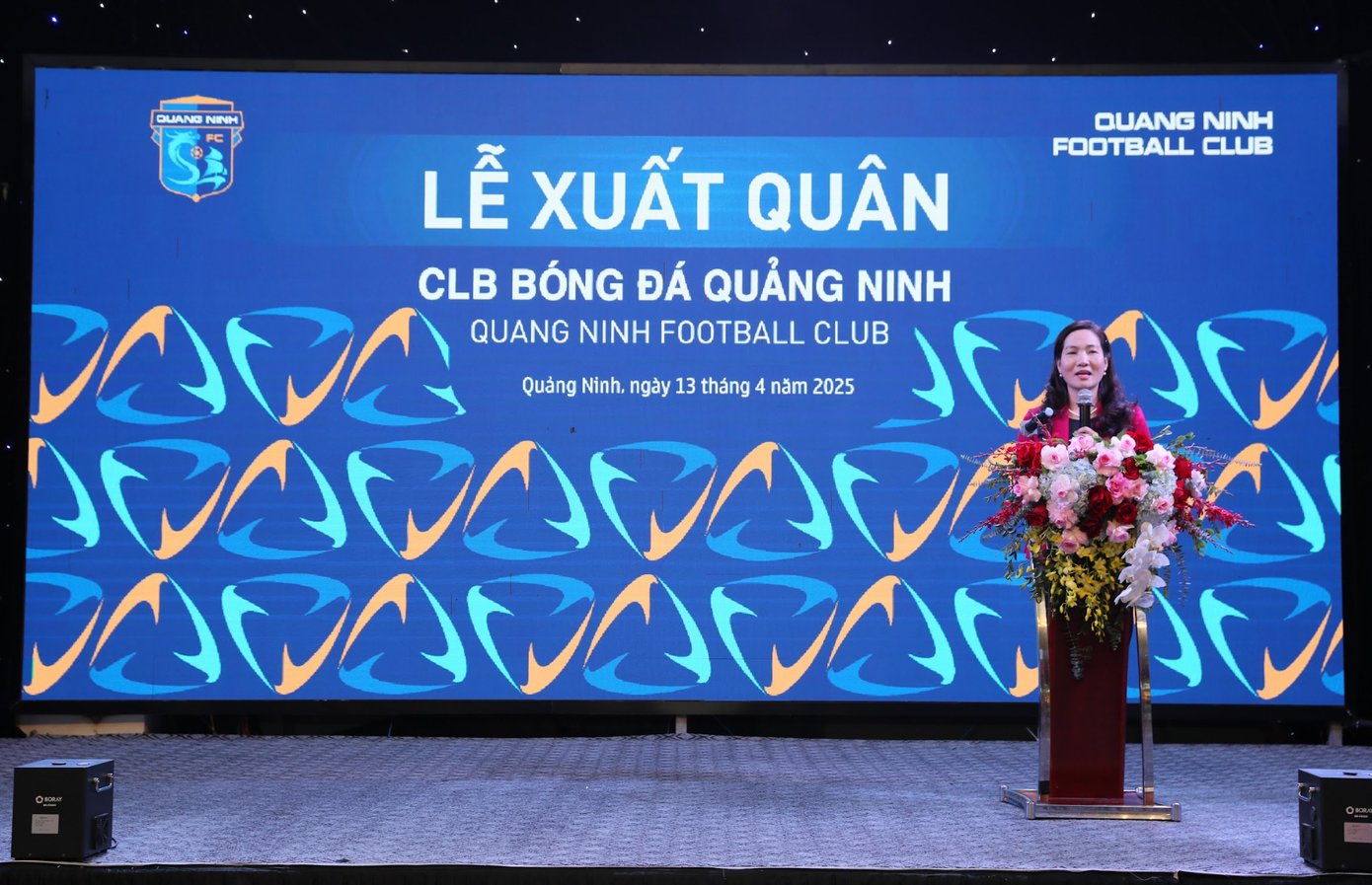 Phó chủ tịch UBND tỉnh Quảng Ninh Nguyễn Thị Hạnh động viên đội bóng và giao nhiệm vụ hỗ trợ CLB Quảng Ninh với các đơn vị liên quan. (ảnh Văn Hải)
