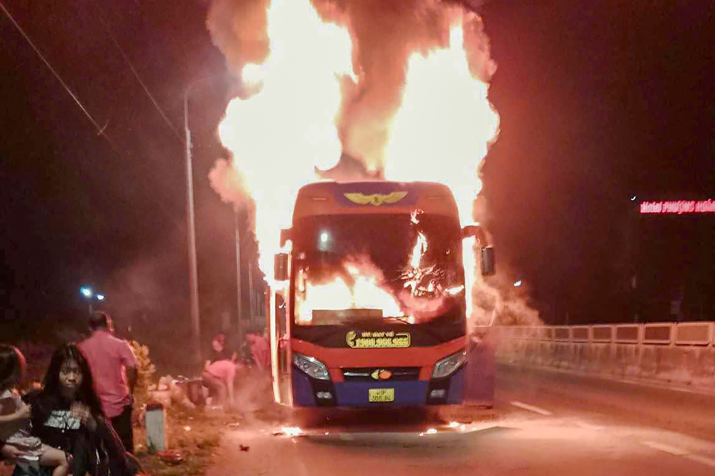 Ô tô khách chở hàng chục người bất ngờ bốc cháy. Ảnh: N.X