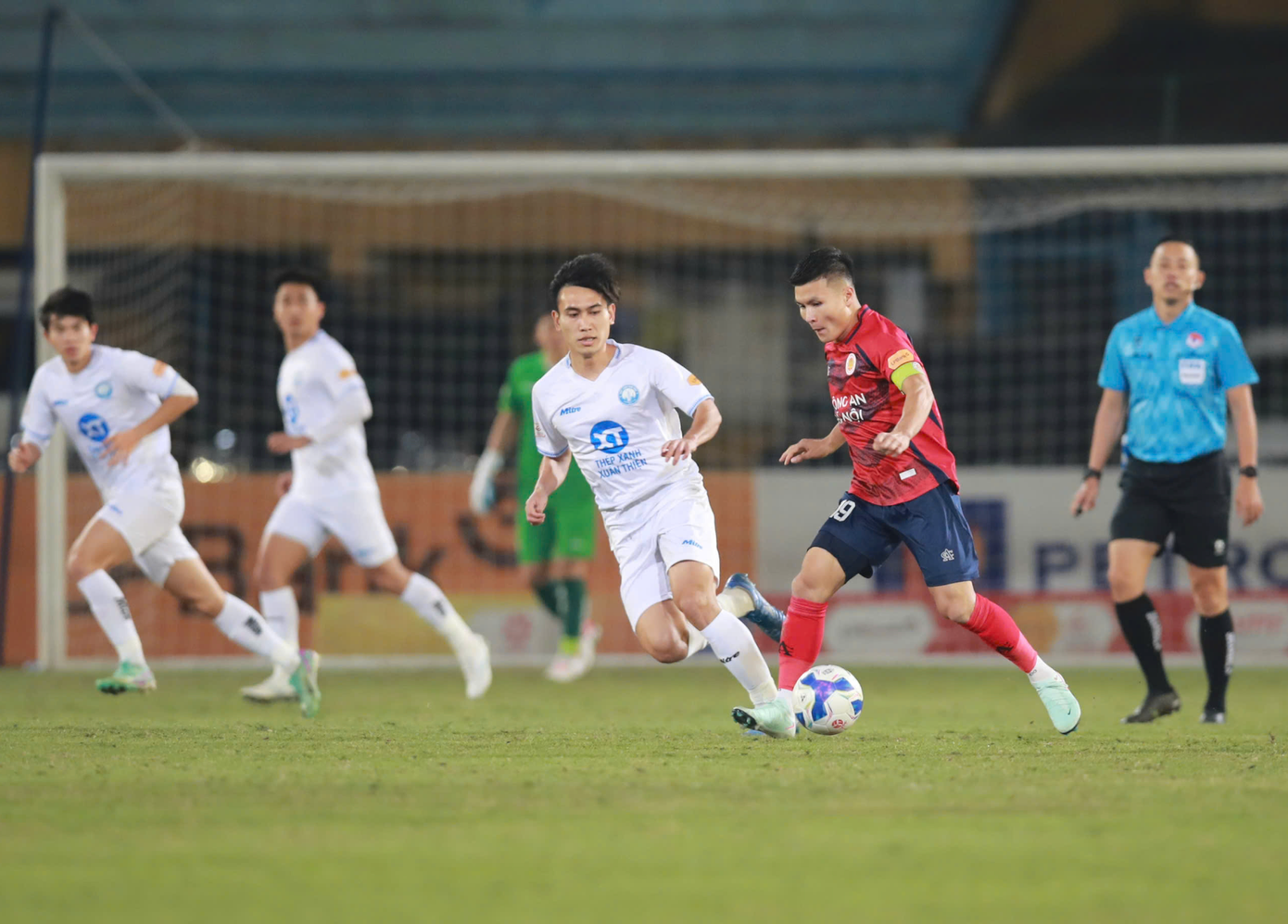 Quang Hải không còn toả sáng rực rỡ như giai đoạn đỉnh cao phong độ (ảnh V.T) Quang Hải không còn toả sáng rực rỡ như giai đoạn đỉnh cao phong độ (ảnh V.T)