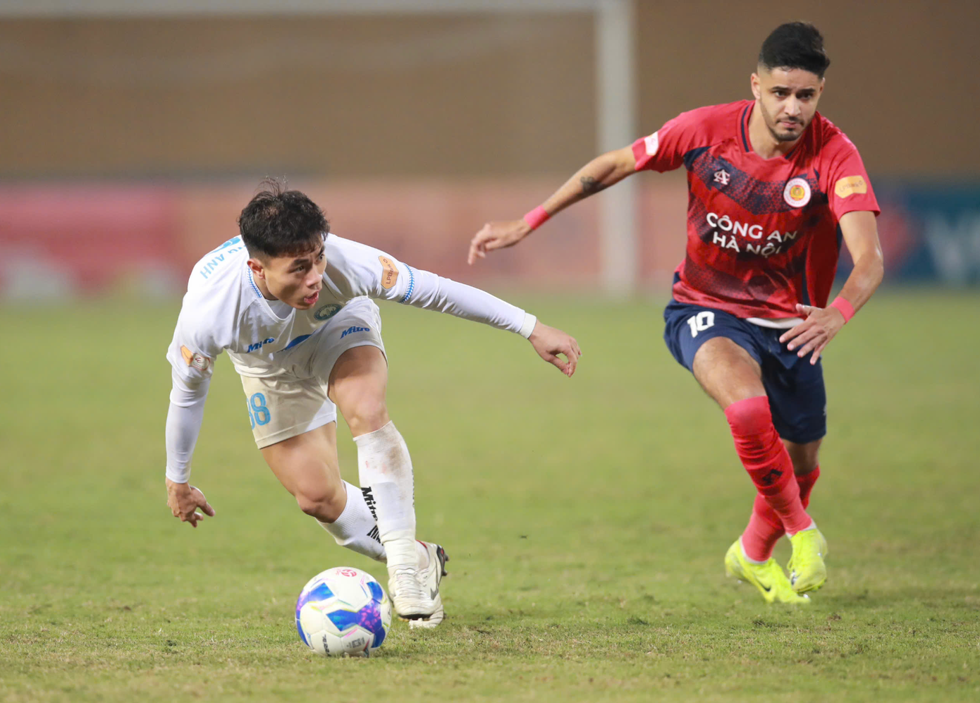 Ngoại binh "gánh" phần lớn hàng công là chưa đủ để CAHN bứt phá trong cuộc đua với những đối thủ tốp đầu (ảnh V.T) Ngoại binh "gánh" phần lớn hàng công là chưa đủ để CAHN bứt phá trong cuộc đua với những đối thủ tốp đầu (ảnh V.T)