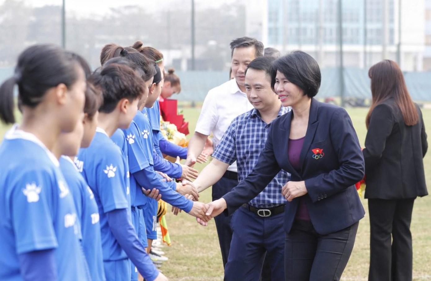 Cục phó Cục TDTT Lê Thị Hoàng Yến chúc mừng và động viên các đội bóng thi đấu tốt tại giải nữ Cúp Quốc gia 2025 (ảnh Thu Trang)