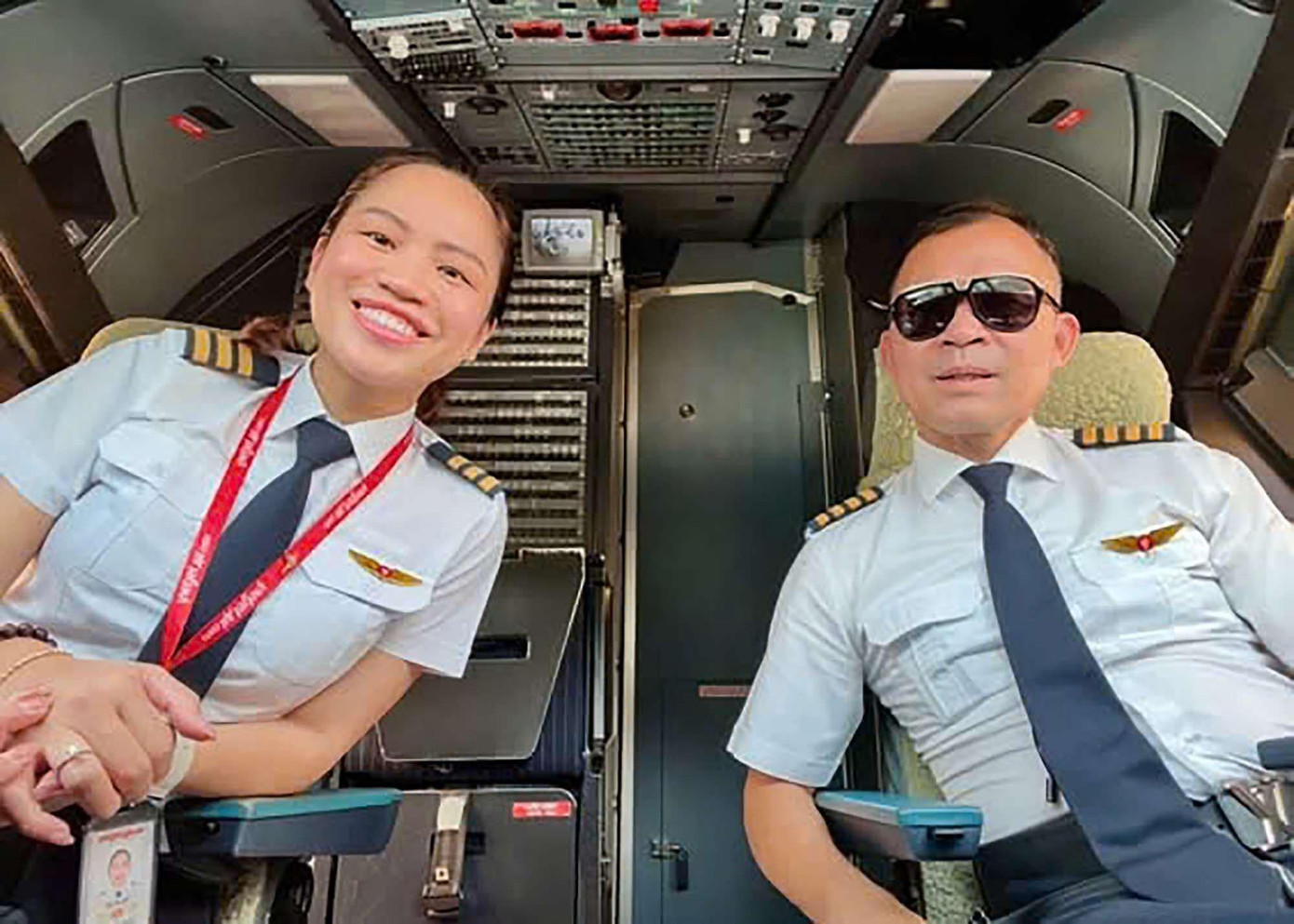 Phi công Vũ Hữu Quyết và phi công Vũ Ngọc Minh trên một chuyến bay chung của hai bố con (ảnh do nhân vật cung cấp) Phi công Vũ Hữu Quyết và phi công Vũ Ngọc Minh trên một chuyến bay chung của hai bố con (ảnh do nhân vật cung cấp)