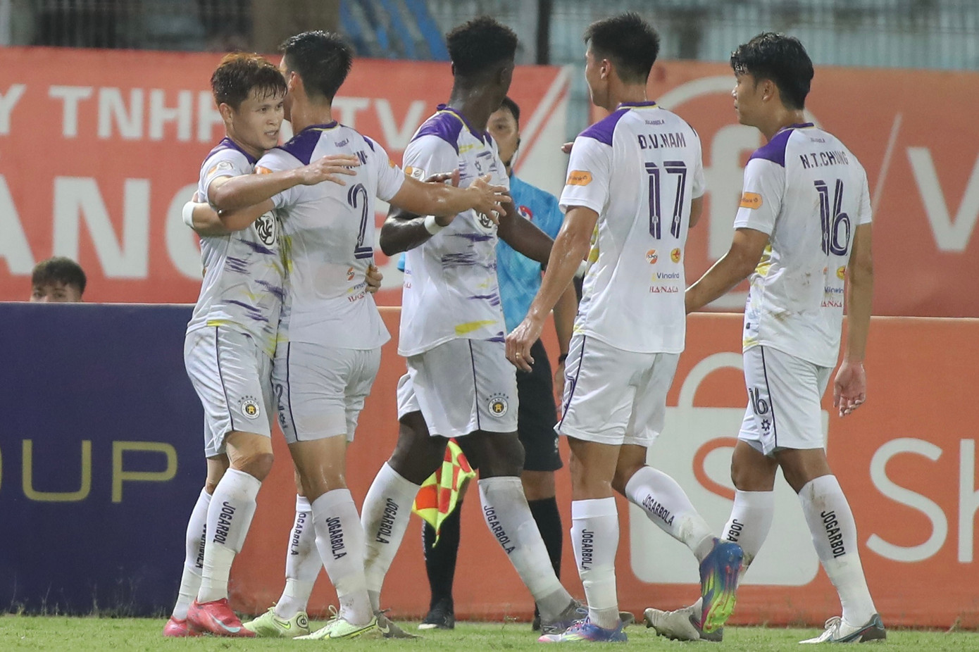 CLB Hà Nội đánh bại CAHN với 10 cầu thủ ảnh 5
