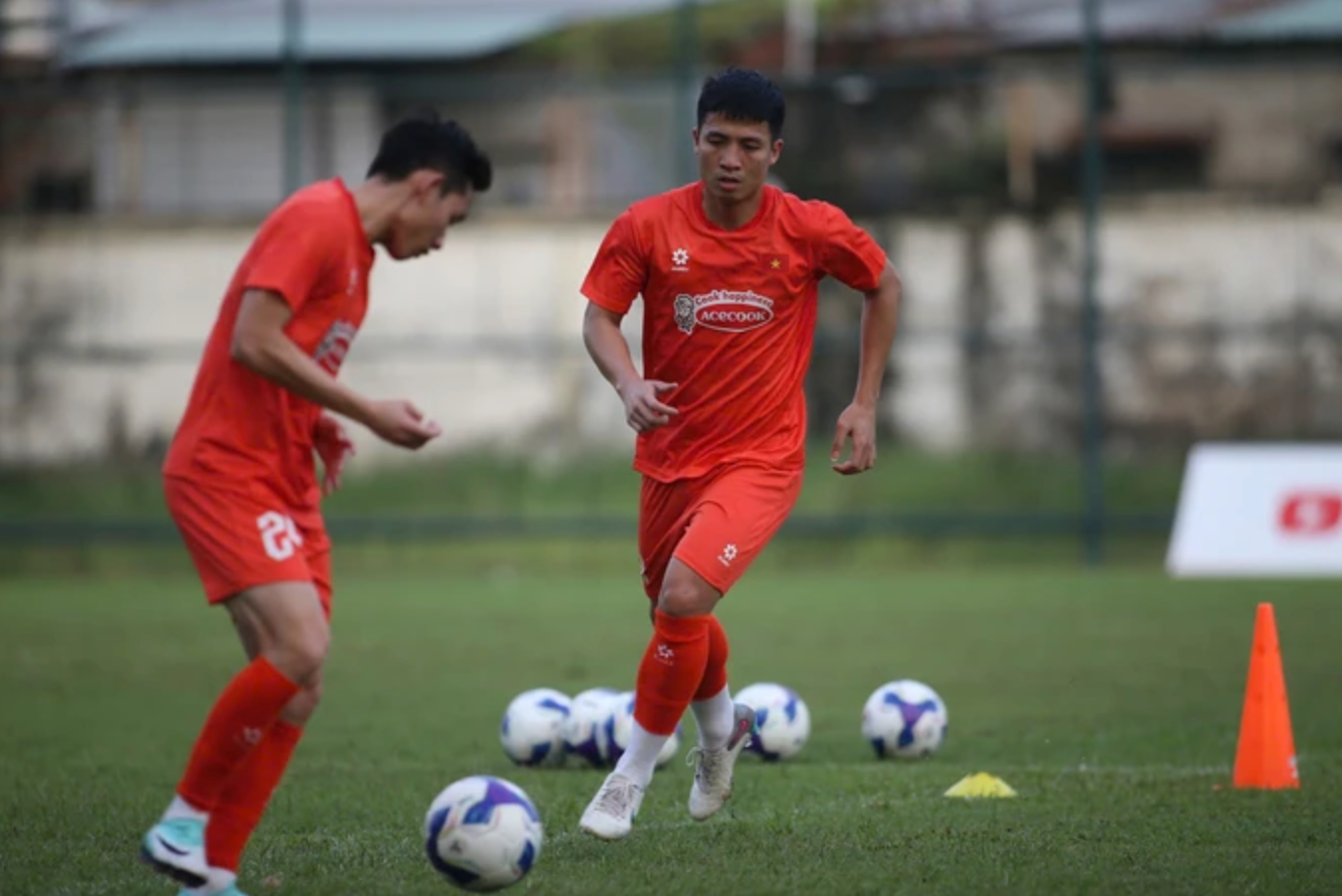 Đội tuyển Việt Nam đang gặp vấn đề ở hàng phòng ngự khi cả 2 thủ môn chính đều vắng mặt hoặc vừa chấn thương.