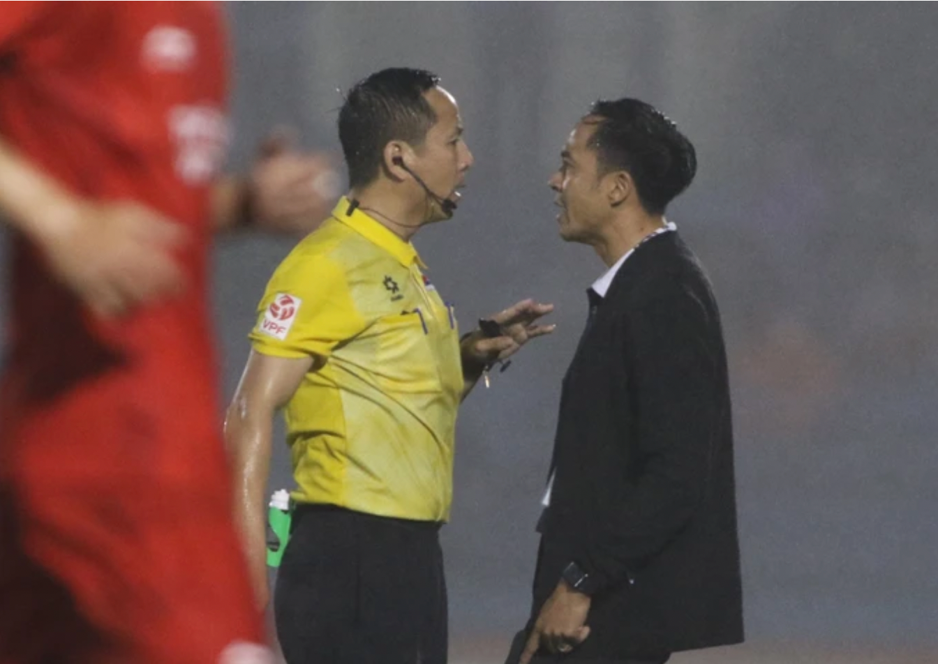 Trọng tài nội luôn chịu sức ép lớn hơn so với các đồng nghiệp nước ngoài khi điều hành V-League