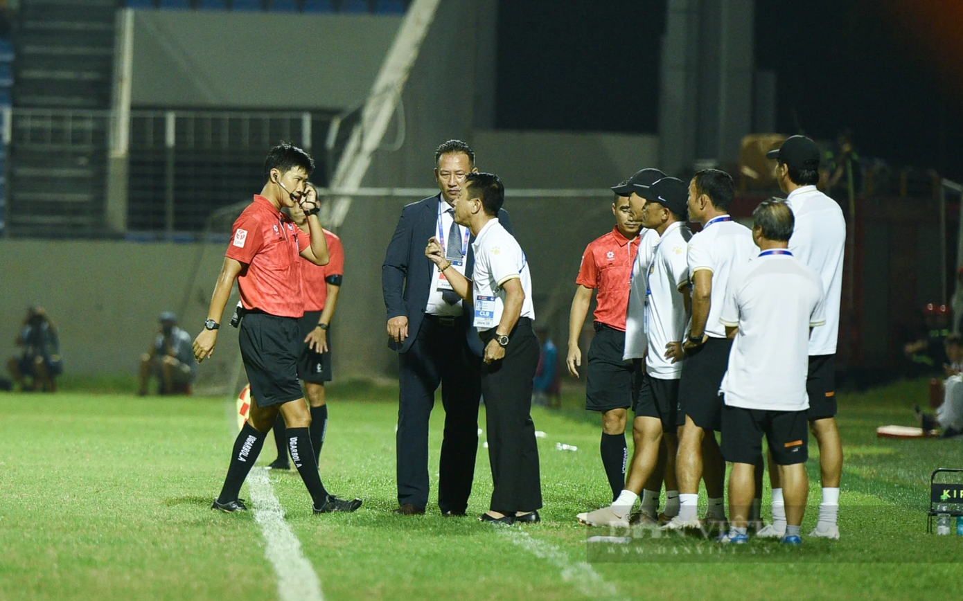 Trọng tài Việt Nam khi mắc lỗi sẽ chịu nhiều sức ép từ các HLV, đội bóng